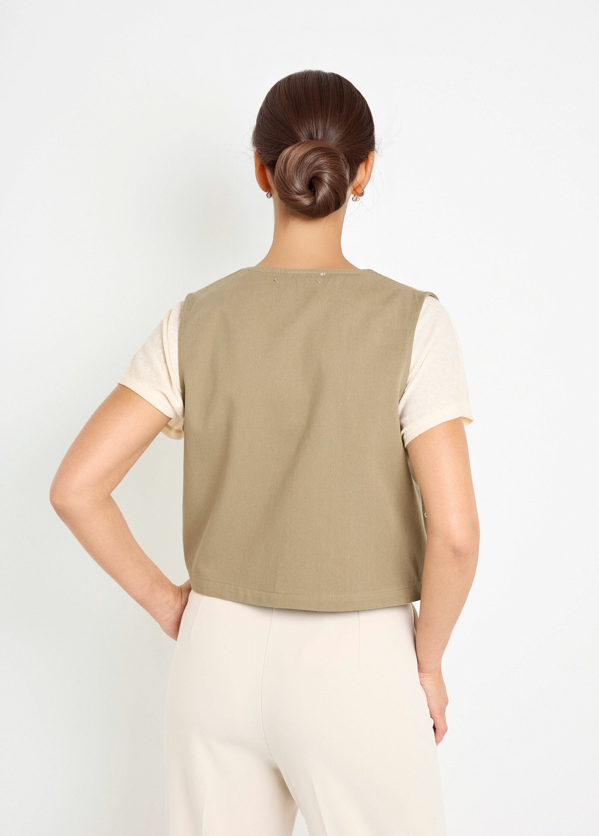 Cardigan_senza_maniche_con_ricami_in_stile_scandinavo_Kaki_DO1_slim
