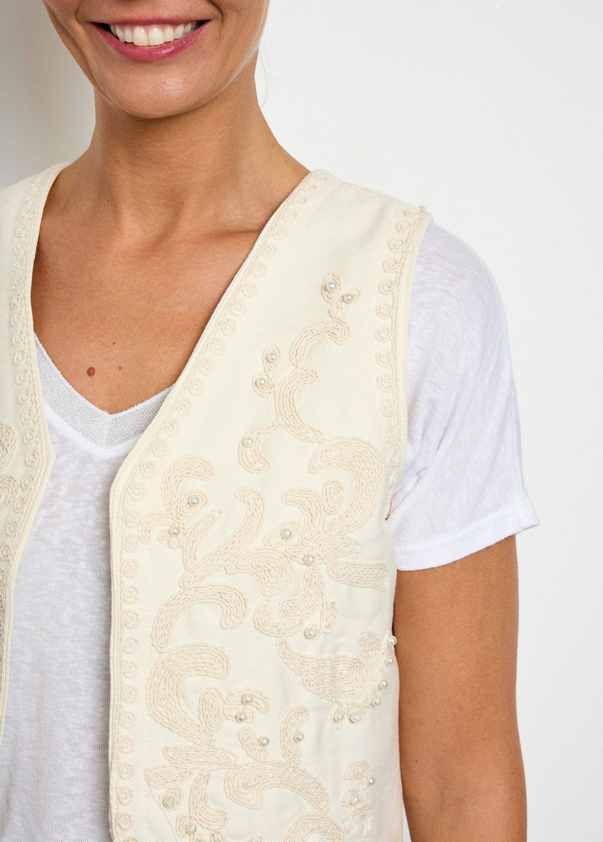 Cardigan_senza_maniche_con_ricami_e_perle_Ecru_DE1_slim