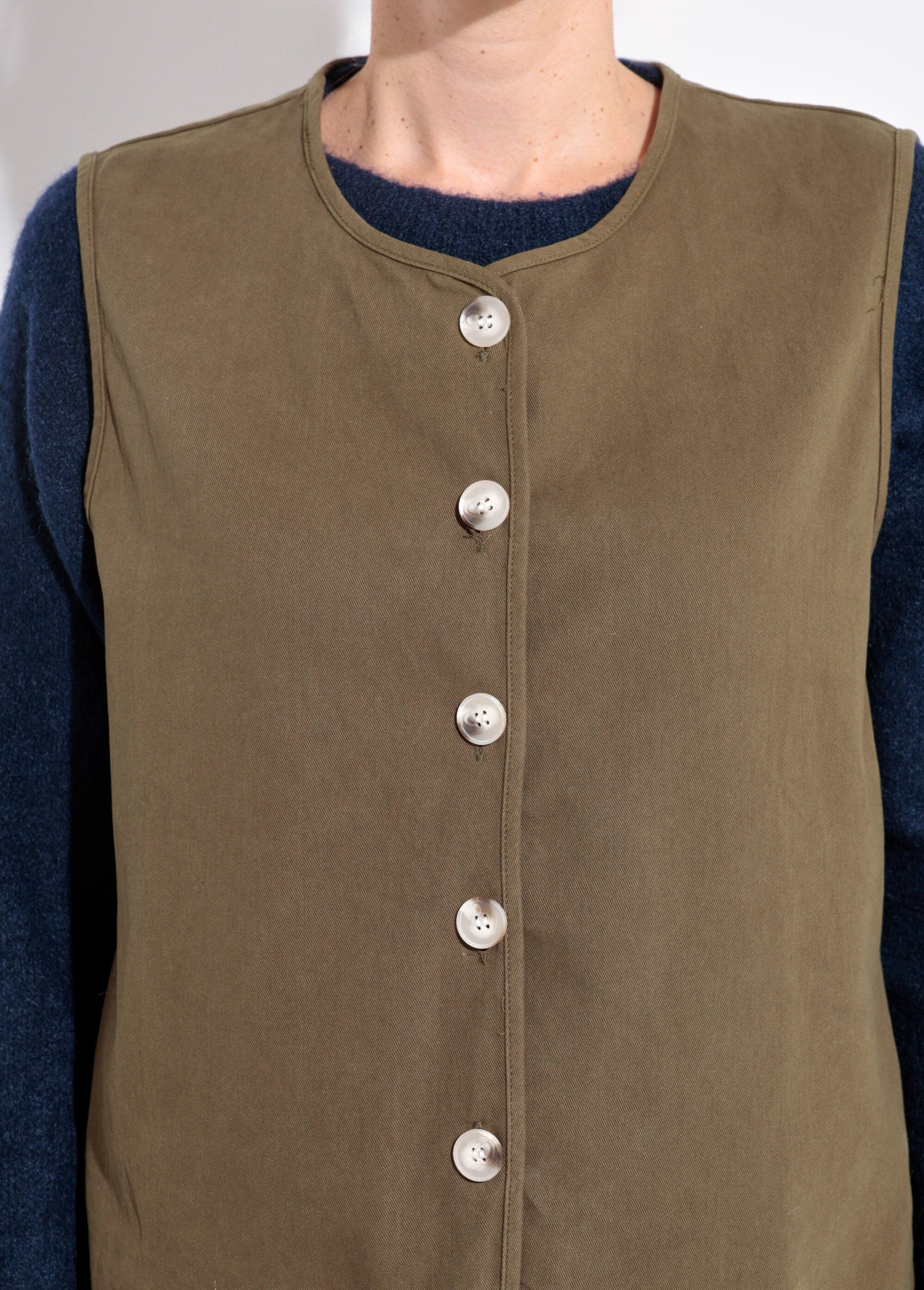 Cardigan_senza_maniche_con_scollo_rotondo_in_twill_Kaki_DE1_slim