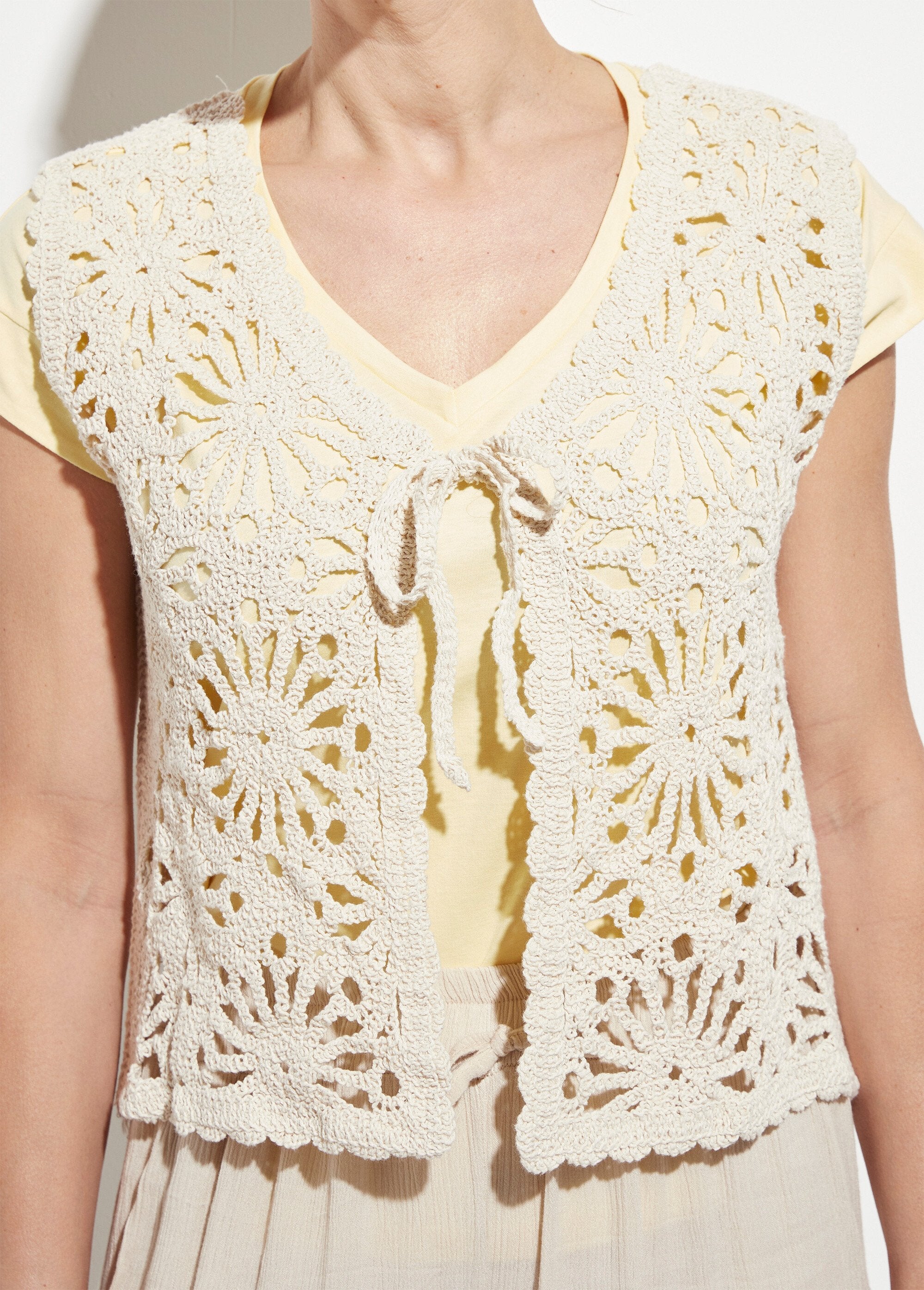 Cardigan_senza_maniche_in_cotone_all'uncinetto_Ecru_DE1_slim