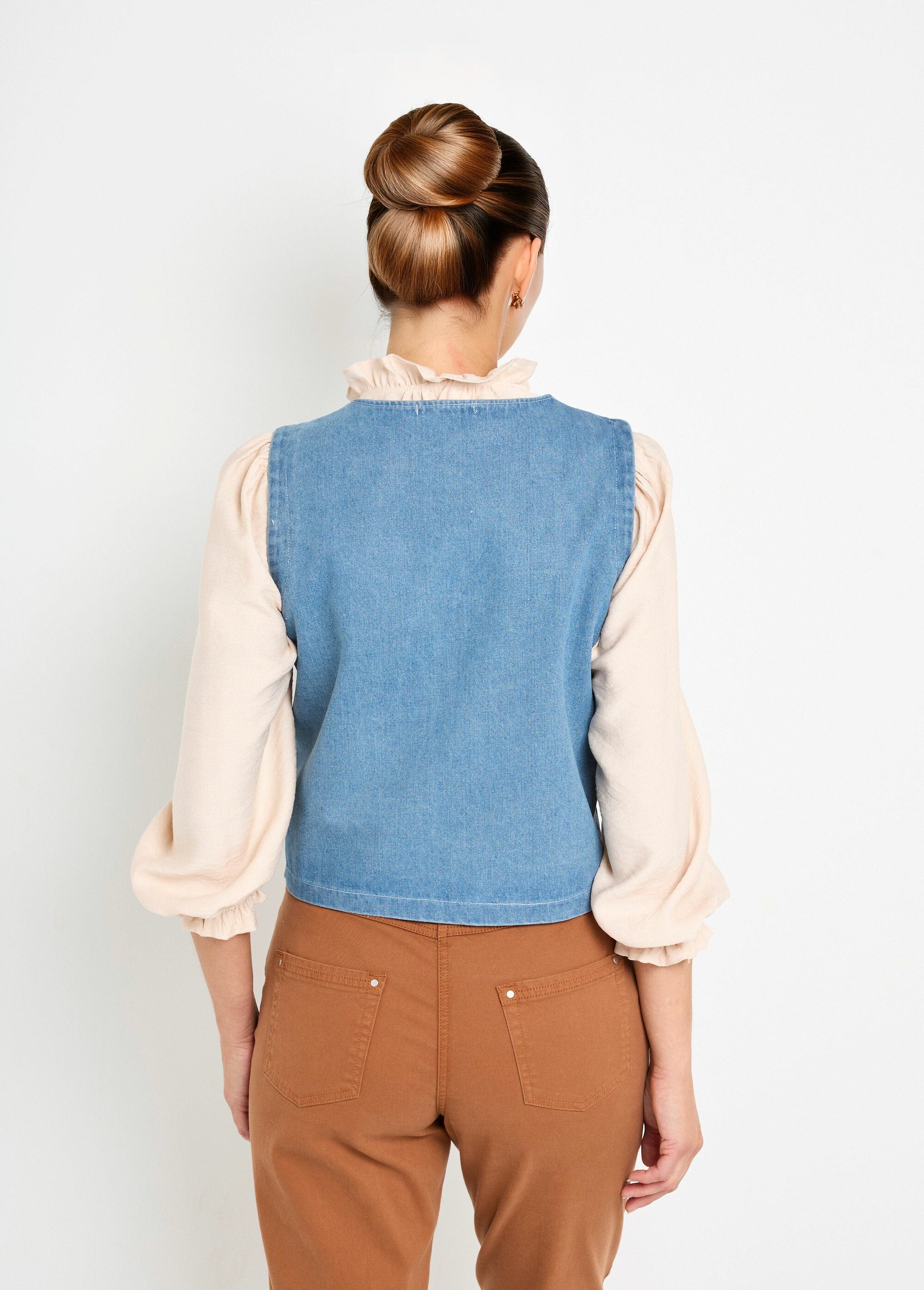 Cardigan_senza_maniche_in_denim_ricamato_Bleu_jean_DO1_slim