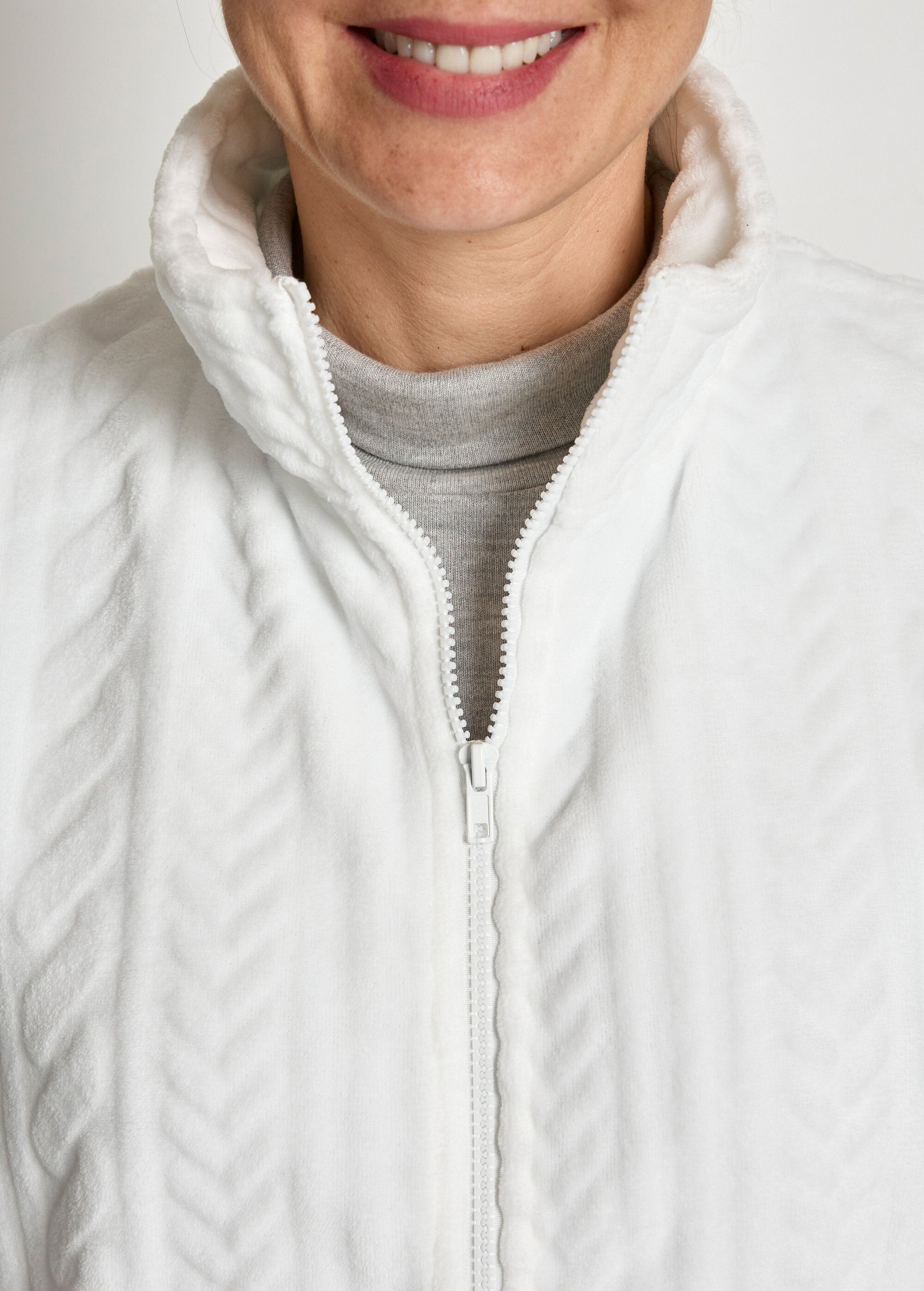 Gilet_senza_maniche_in_pile_con_cerniera_e_felpa_al_tatto_Blanc_DE1_slim