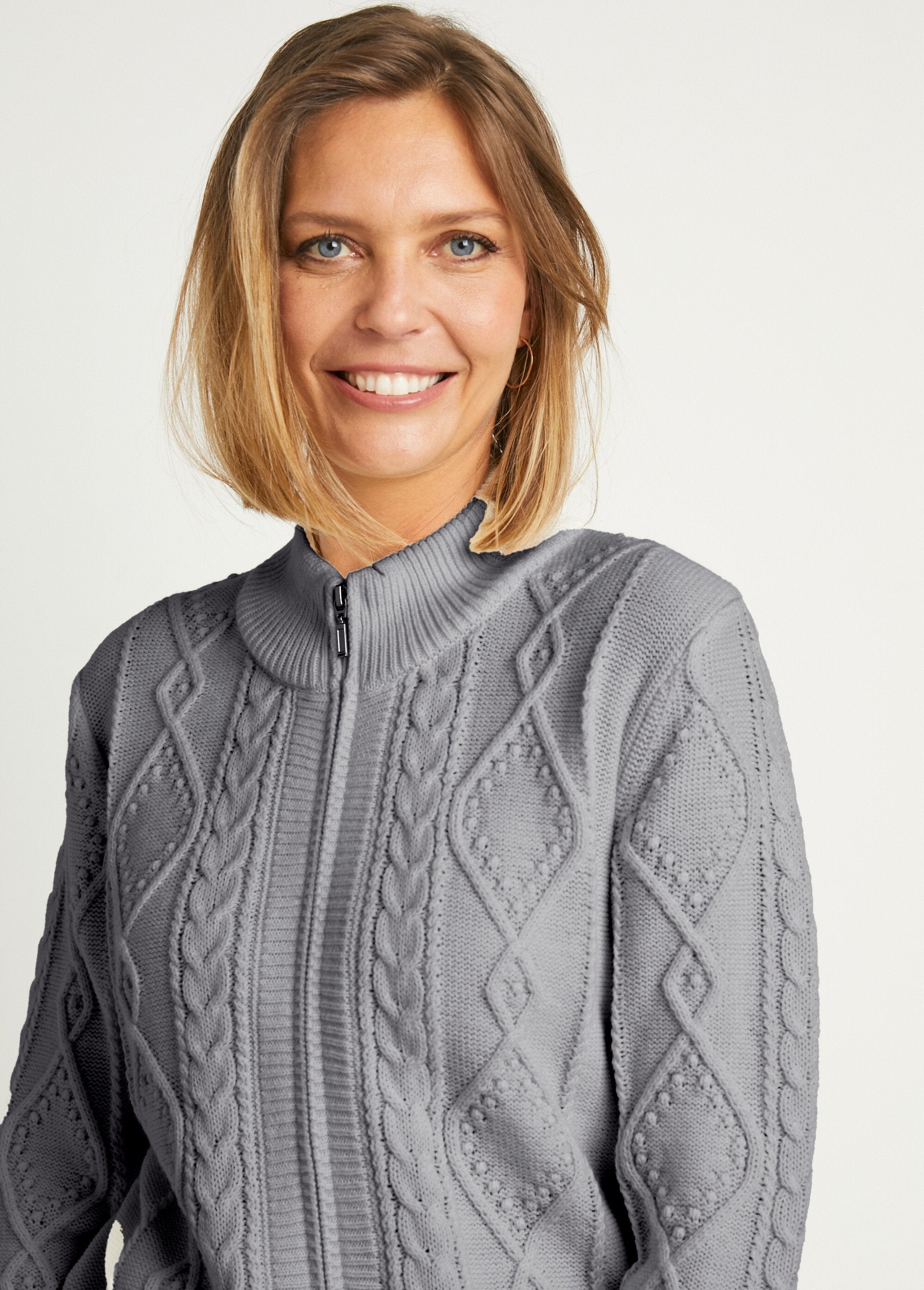 Caldo_cardigan_con_zip_e_collo_alto_lavorato_a_maglia_Grigio_DE1_slim