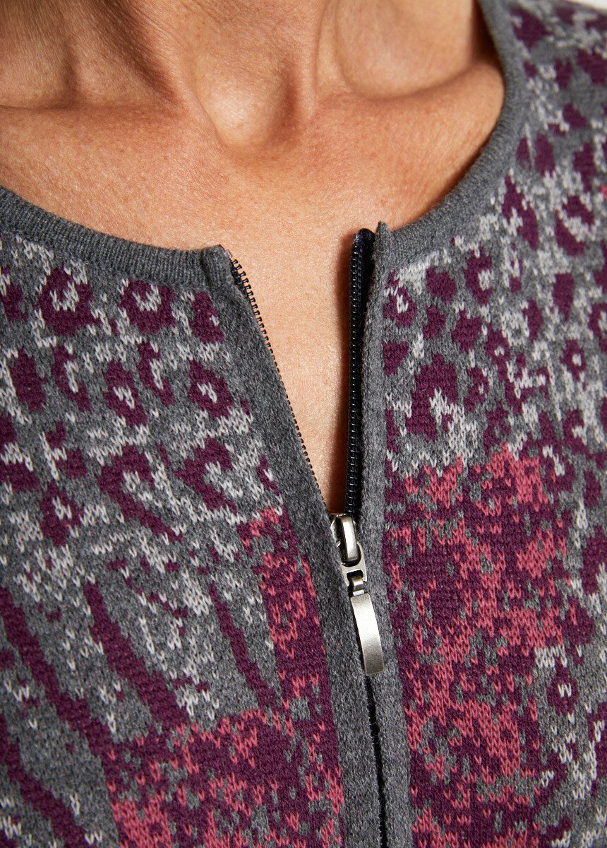 Cardigan_con_zip_a_metà_lunghezza_in_jacquard_leopardato_Ribes_grigio_e_nero_DE3_slim