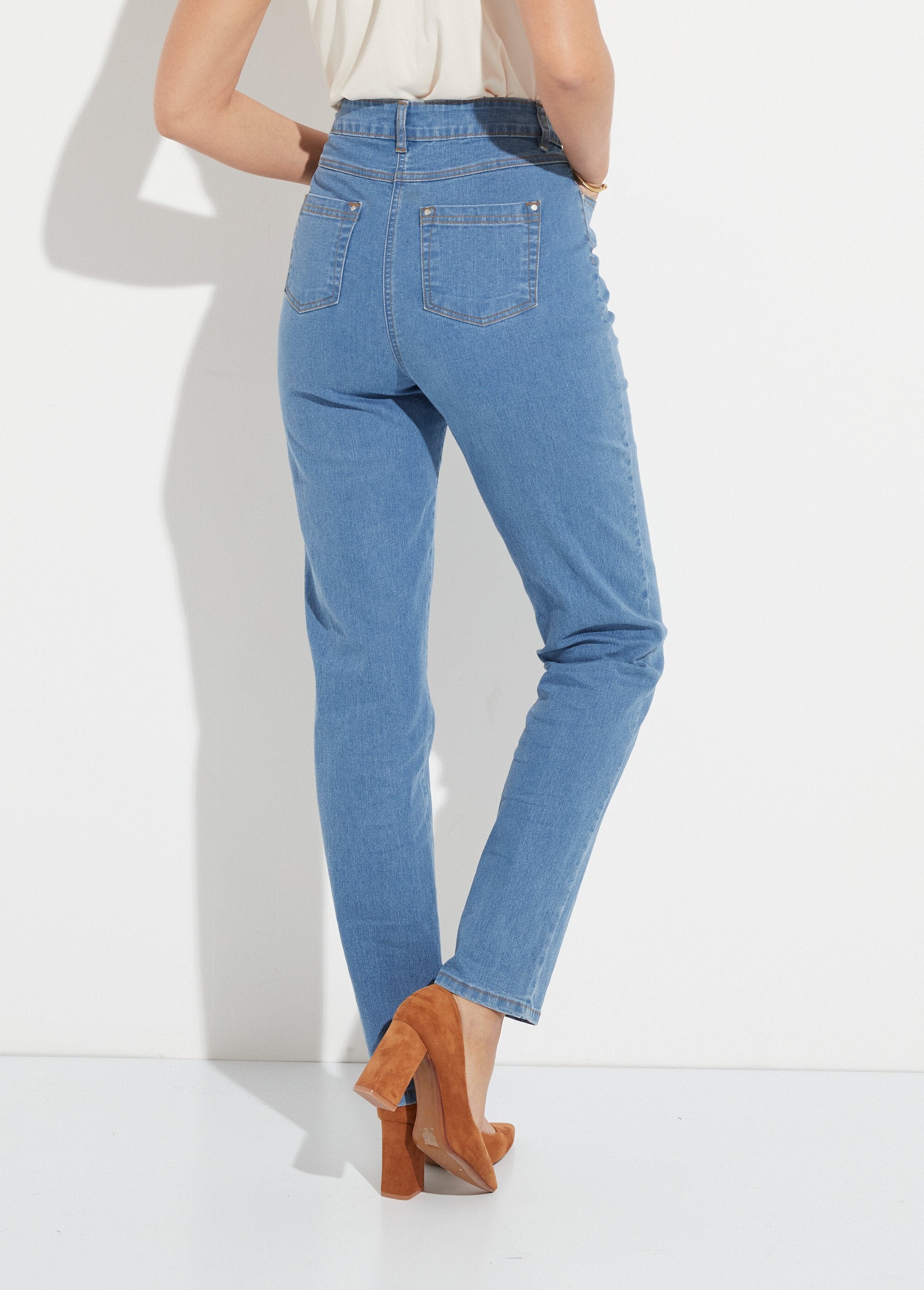 Jeans_5_tasche_in_cotone_elasticizzato_con_cintura_in_vita_Bleach_DO1_slim