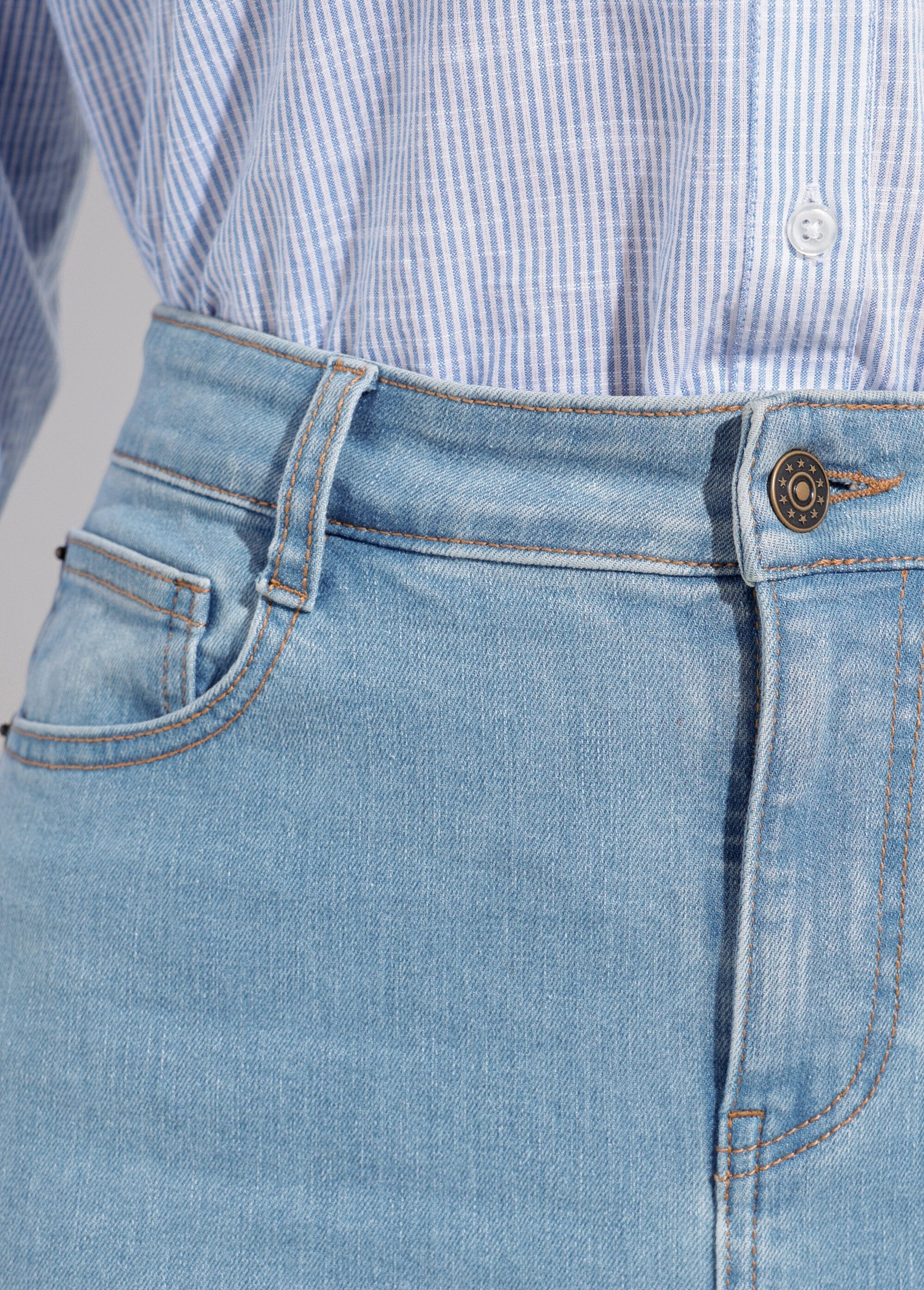 Jeans_a_vita_alta_con_gamba_dritta_Bleached_DE1_slim