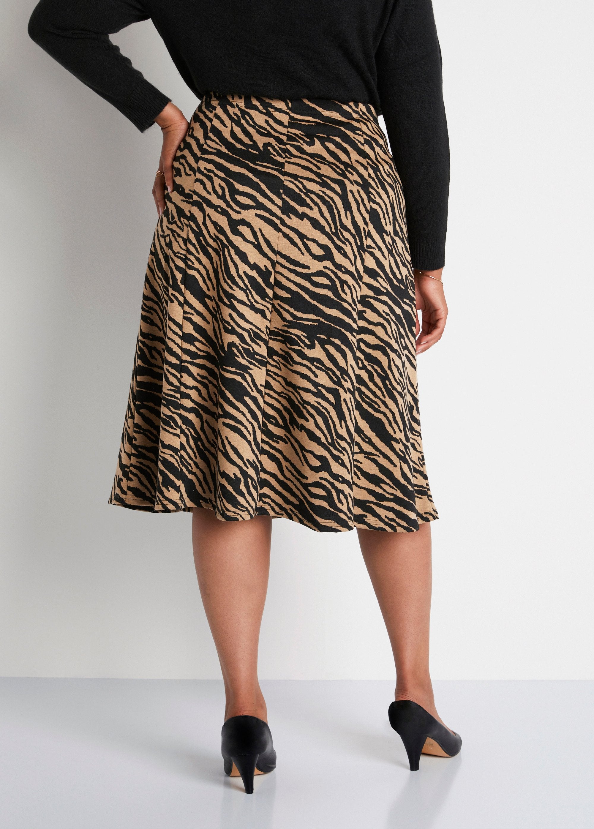 Gonna_lunga_svasata_in_maglia_jacquard_Cammello_zebrato_DO1_curvy