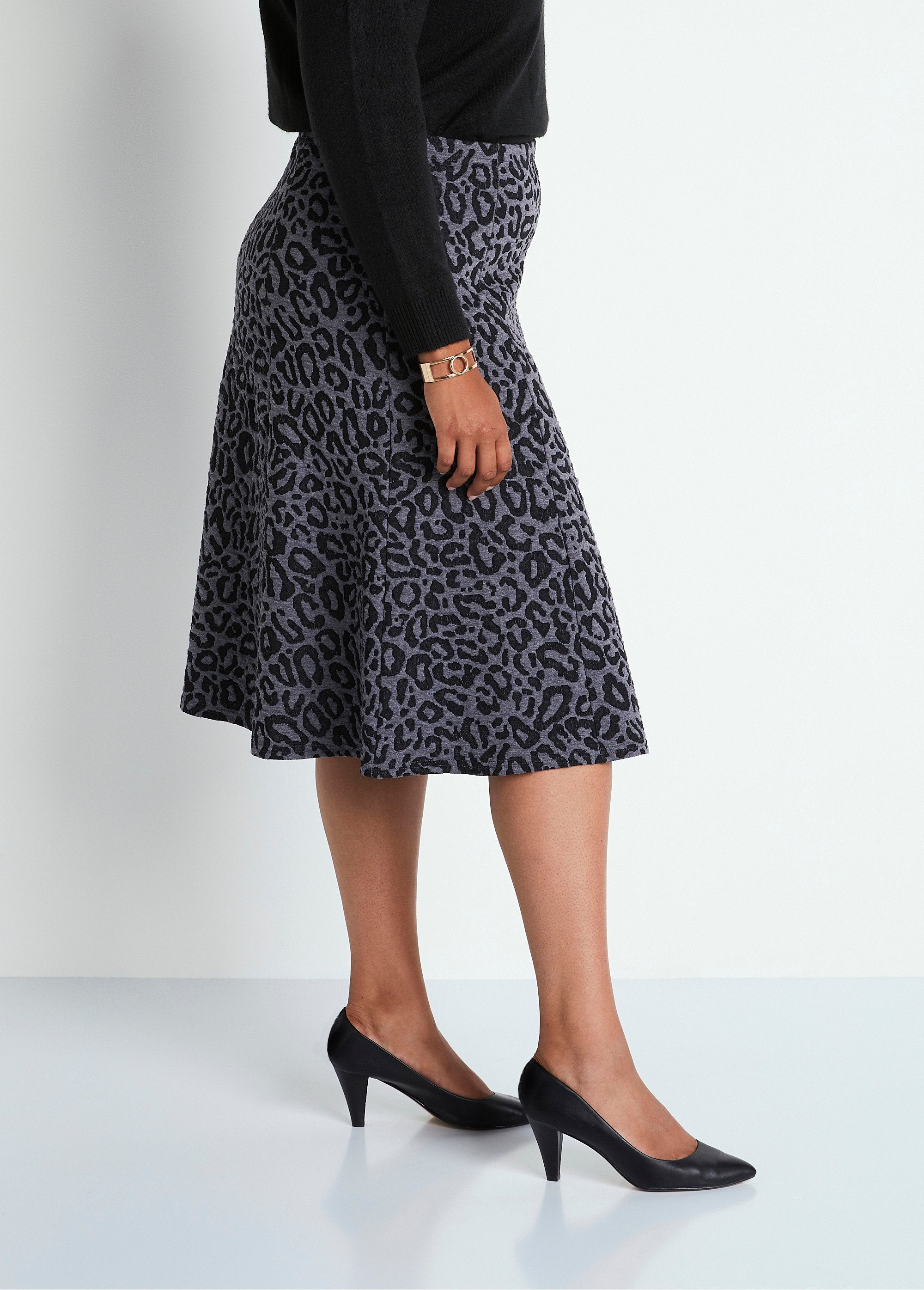 Gonna_lunga_svasata_in_maglia_jacquard_Grigio_leopardo_DR1_curvy