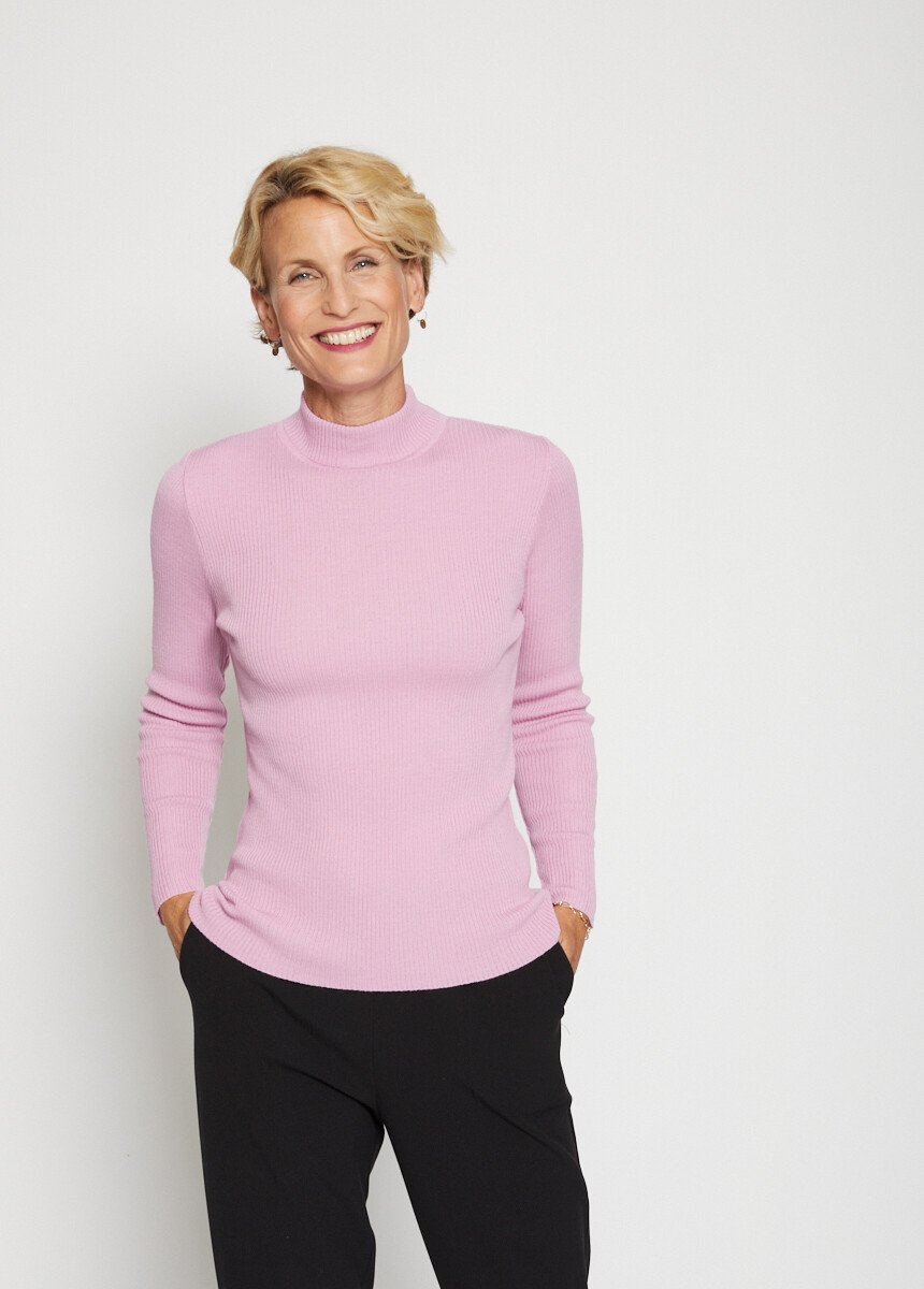 Maglia_a_collo_alto_in_lana_merino_Rosa_cipria_FA1_slim