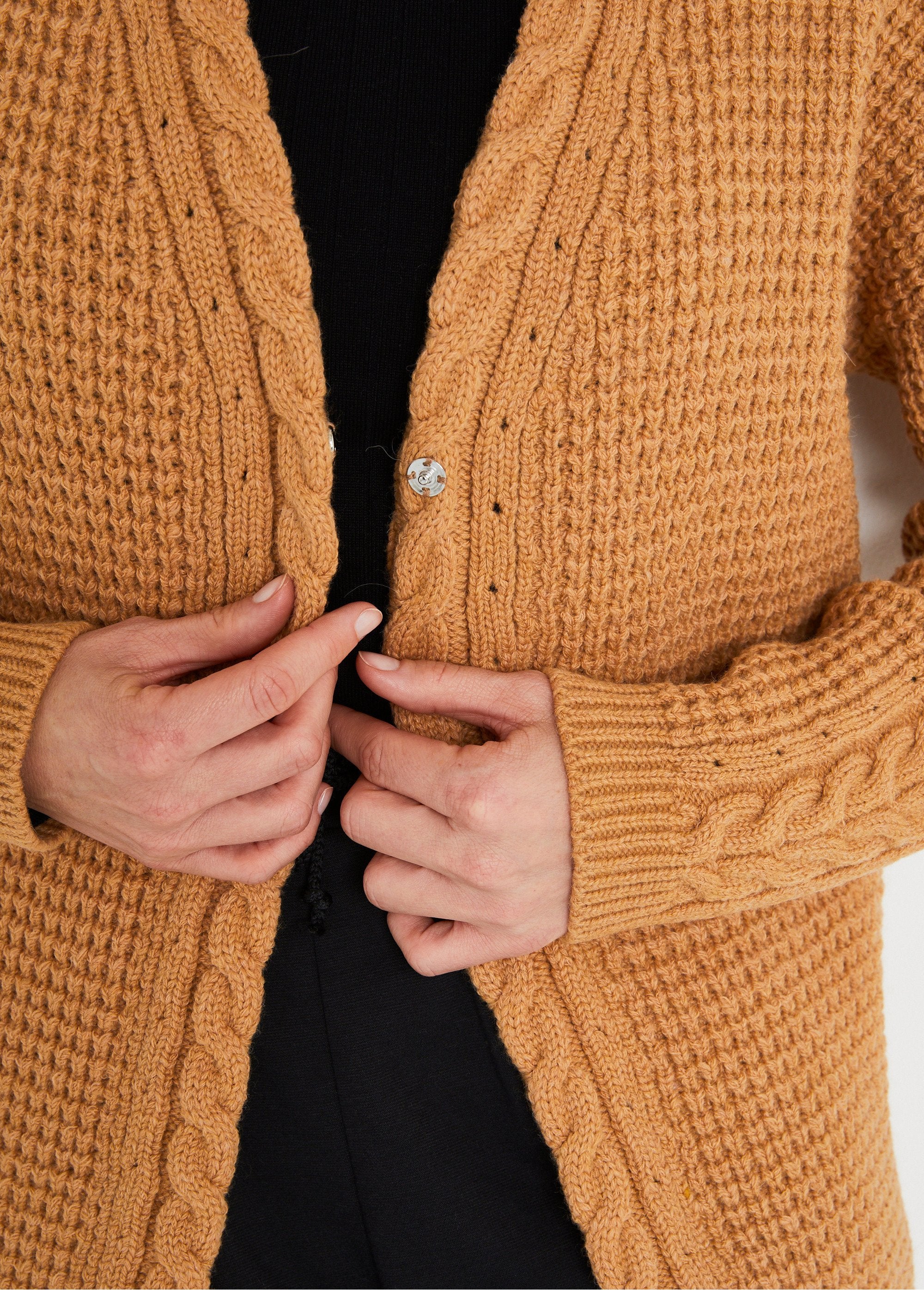 Cardigan_lungo_e_caldo_con_scollo_a_V_e_perline_e_chiusura_con_bottoni_a_pressione_Miel_DE2_slim