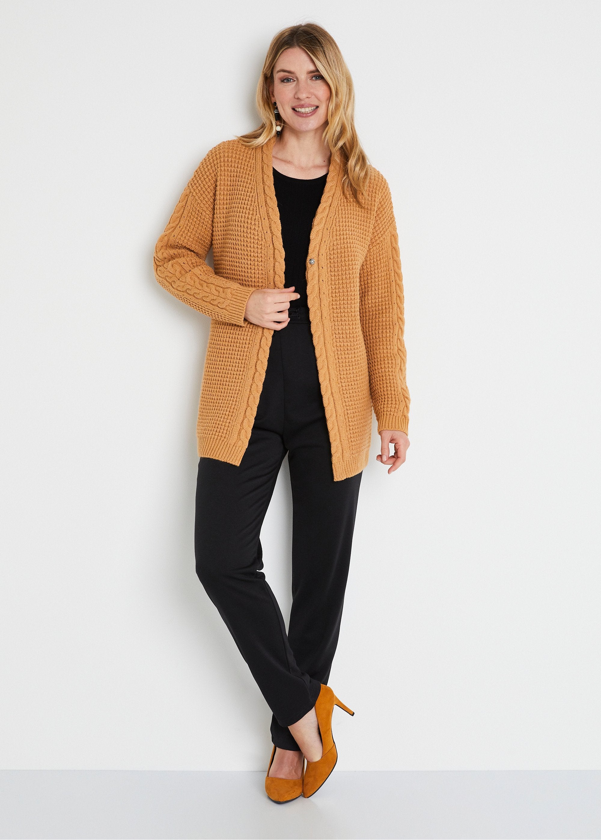 Cardigan_lungo_e_caldo_con_scollo_a_V_e_perline_e_chiusura_con_bottoni_a_pressione_Miel_SF1_slim