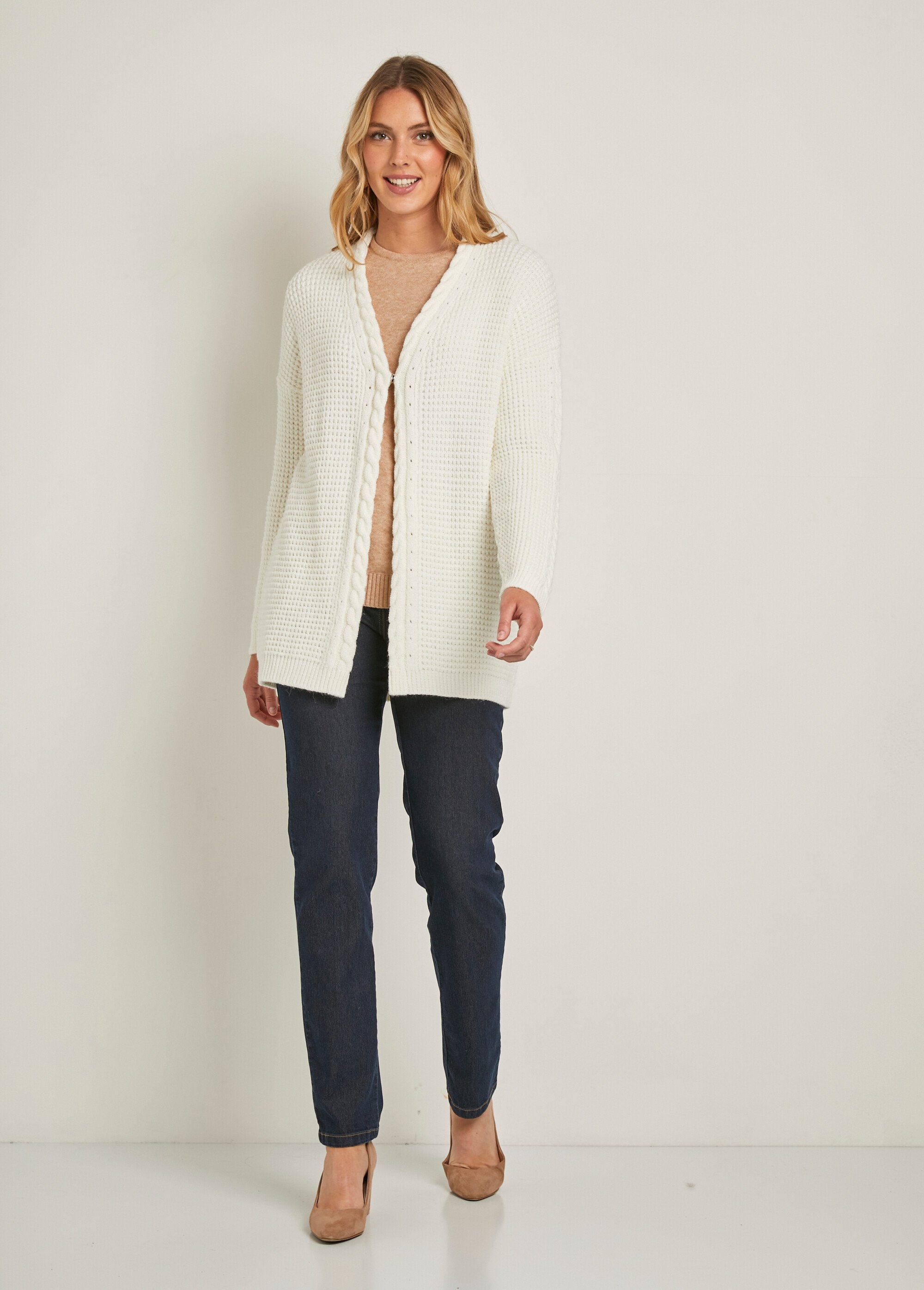 Cardigan_lungo_e_caldo_con_scollo_a_V_e_perline_e_chiusura_con_bottoni_a_pressione_Ecru_SF1_slim