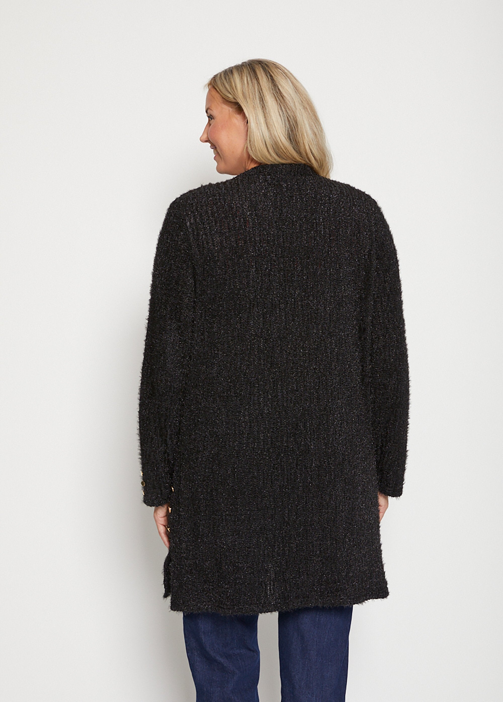 Cardigan_lungo_e_aderente_con_scollo_a_V_in_maglia_scintillante_goffrata_NERO_DO1_curvy