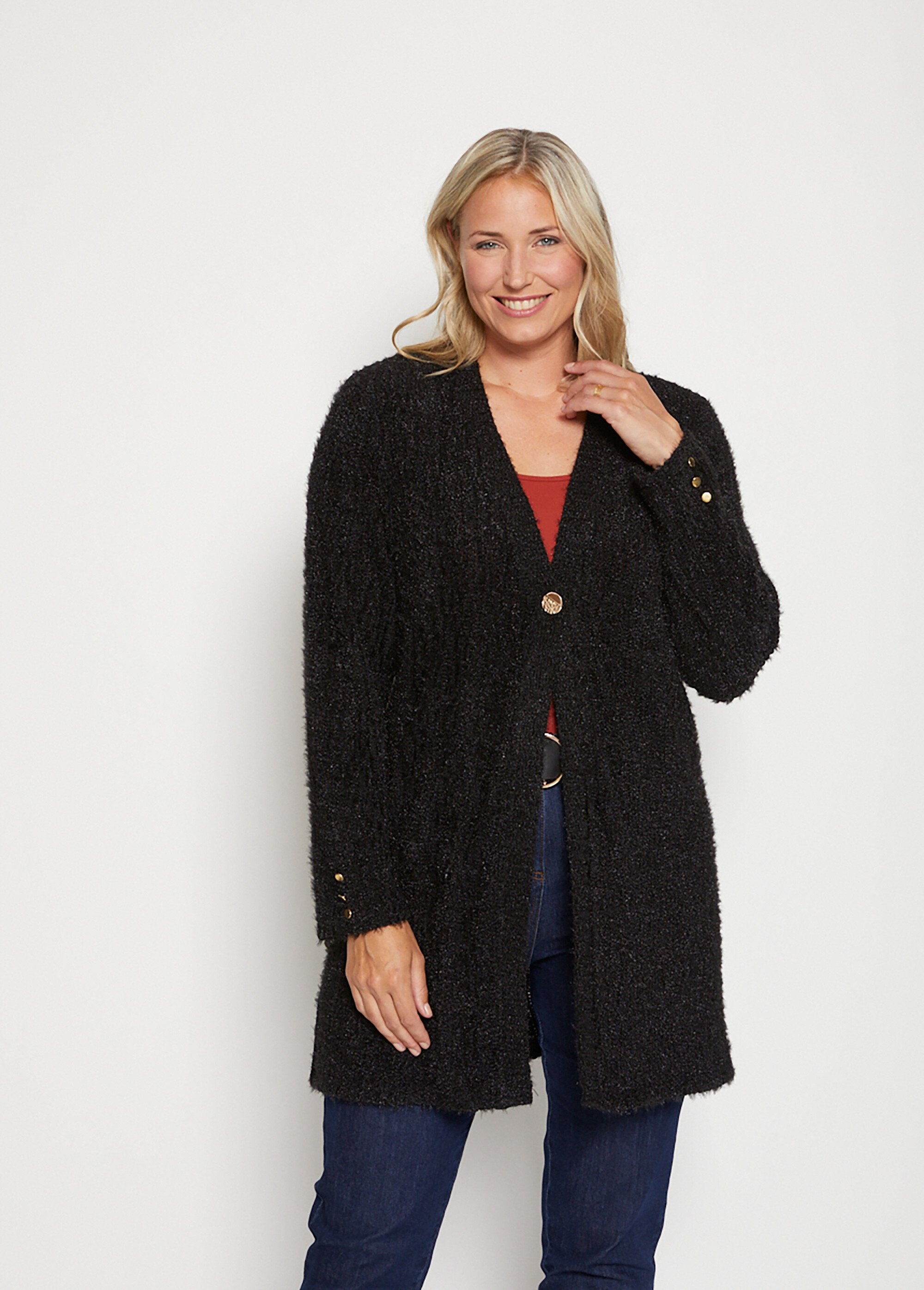 Cardigan_lungo_e_aderente_con_scollo_a_V_in_maglia_scintillante_goffrata_NERO_FA1_curvy