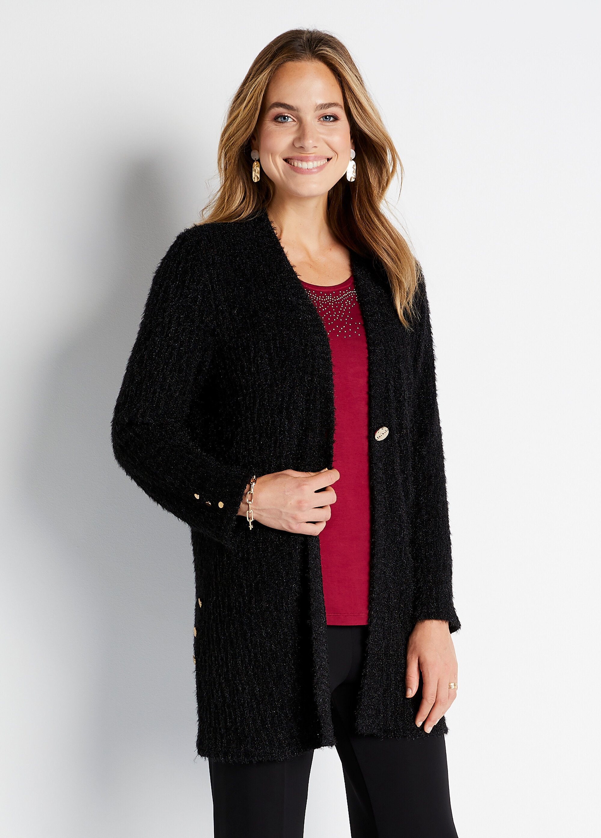 Cardigan_lungo_e_aderente_con_scollo_a_V_in_maglia_scintillante_goffrata_NERO_FA1_slim