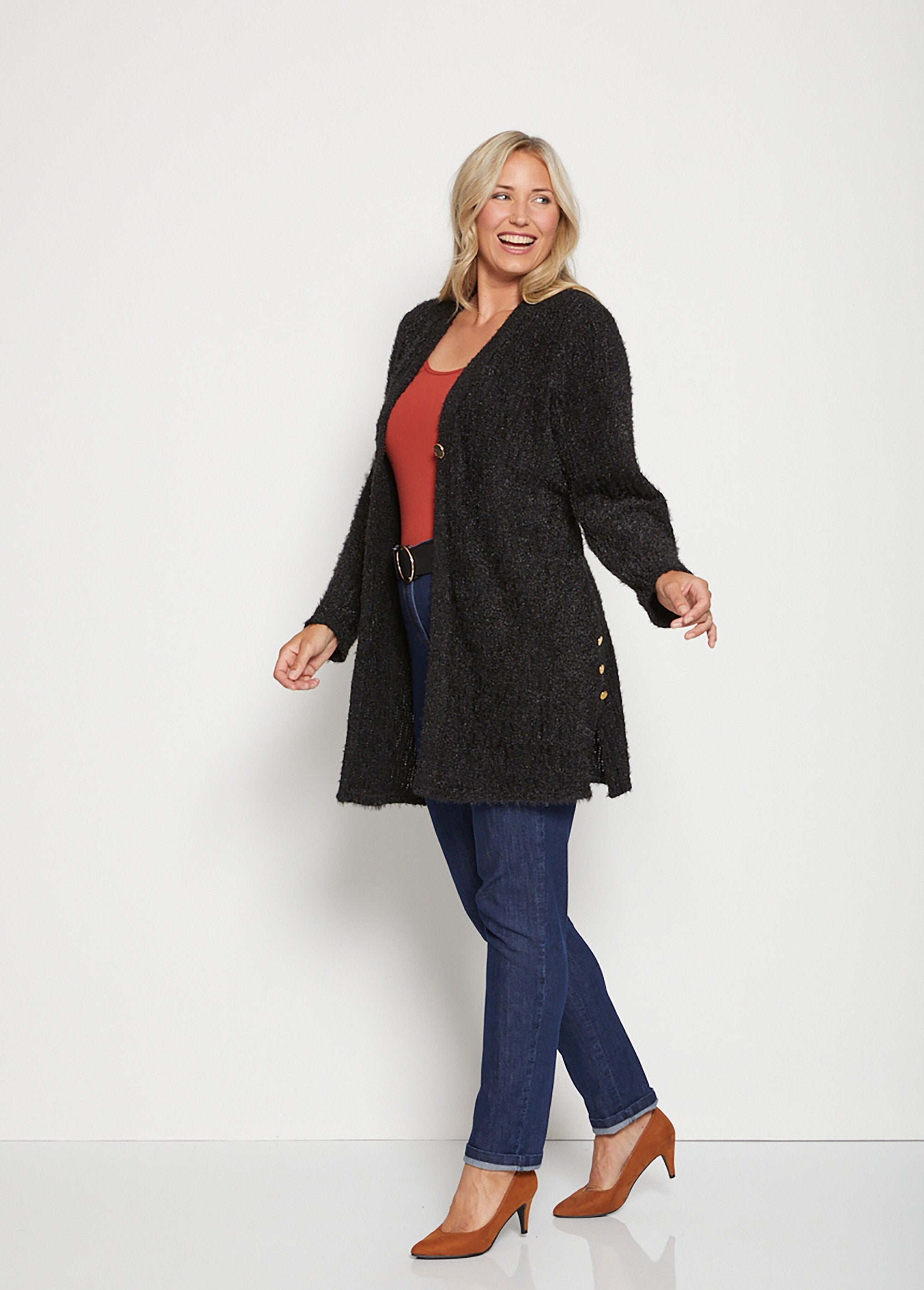 Cardigan_lungo_e_aderente_con_scollo_a_V_in_maglia_scintillante_goffrata_NERO_SF1_curvy