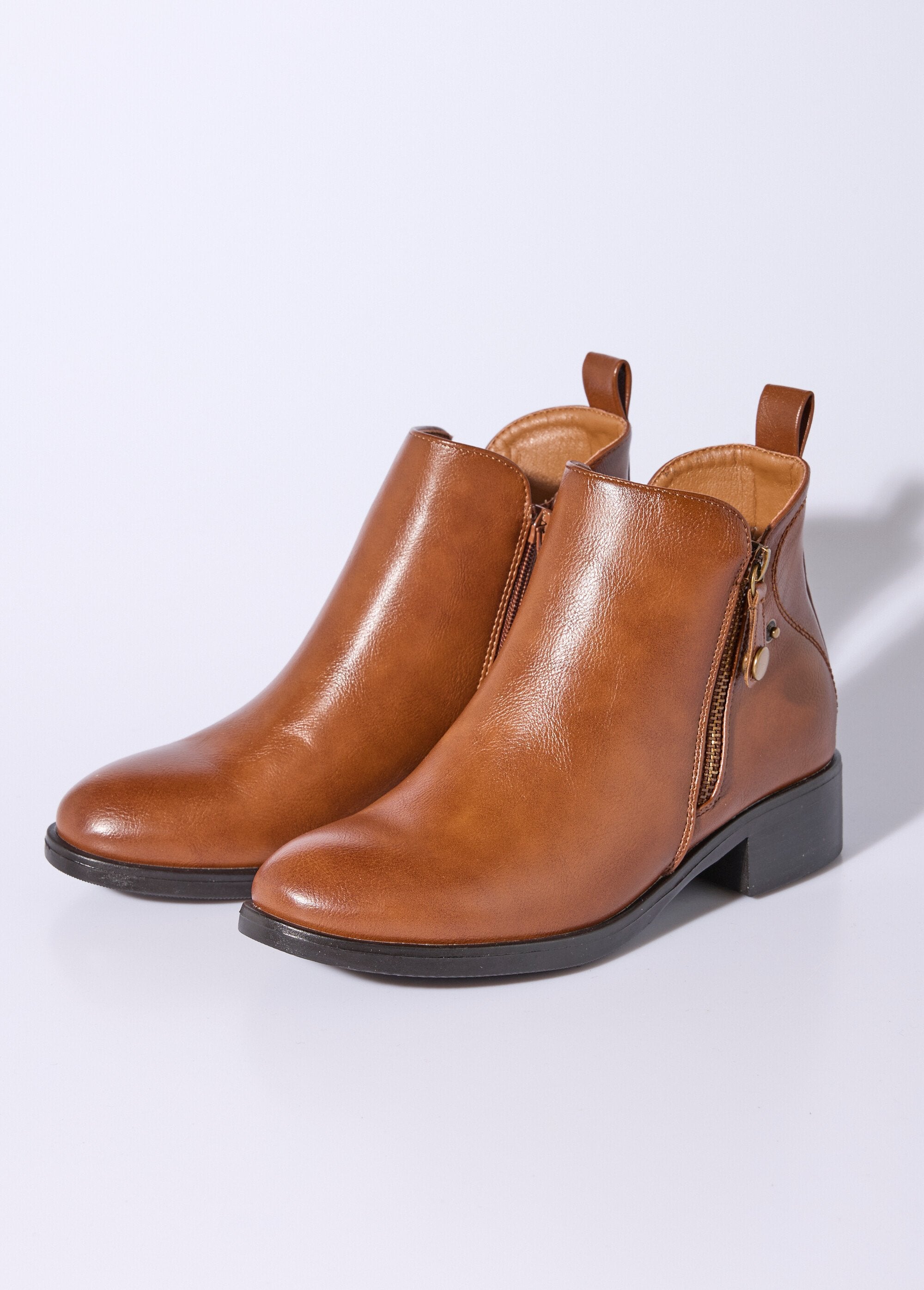 Stivali_bassi_con_tacco_largo_e_zip_decorativa_Camel_DE1_slim