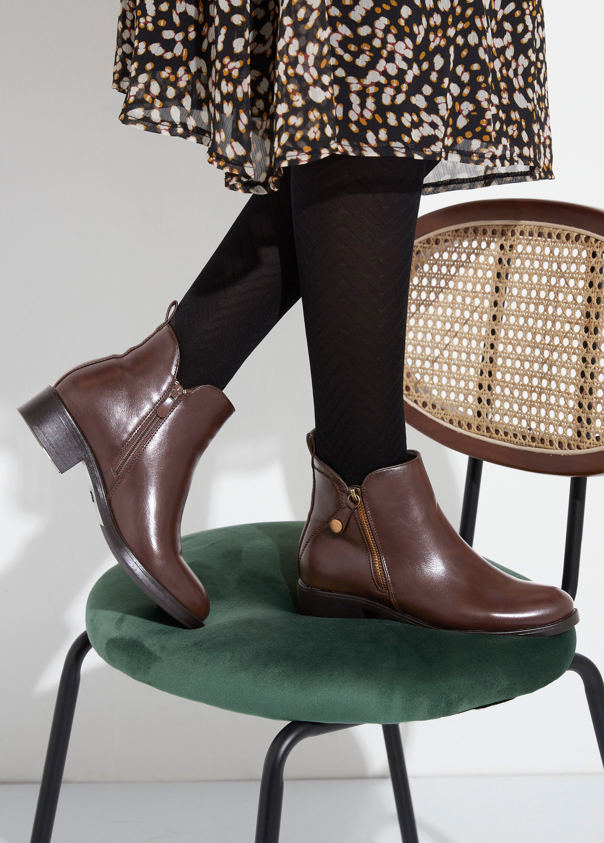 Stivali_bassi_con_tacco_largo_e_zip_decorativa_Marron_SF1_slim