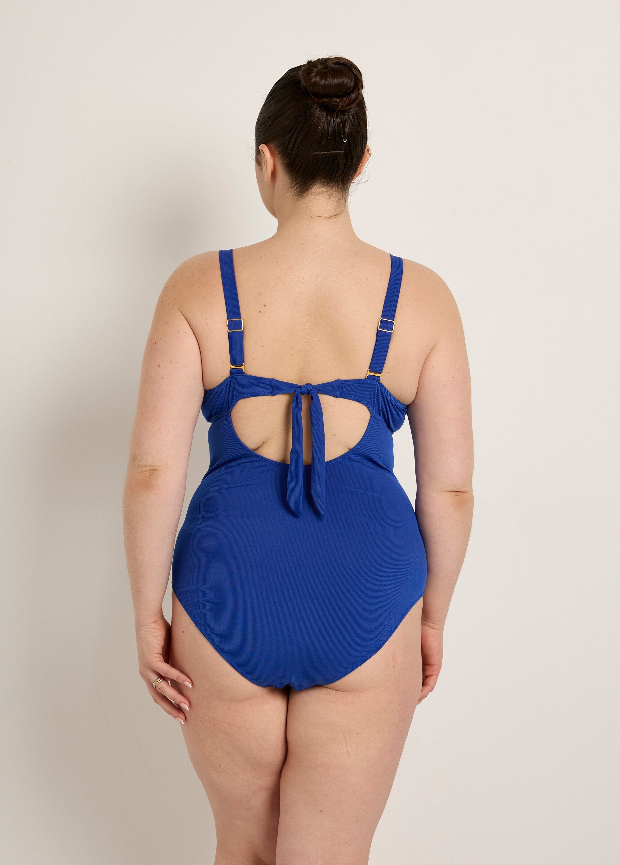 Costume_da_bagno_a_1_pezzo_drappeggiato,_dettaglio_sulla_schiena_Bleu_dur_DO1_curvy