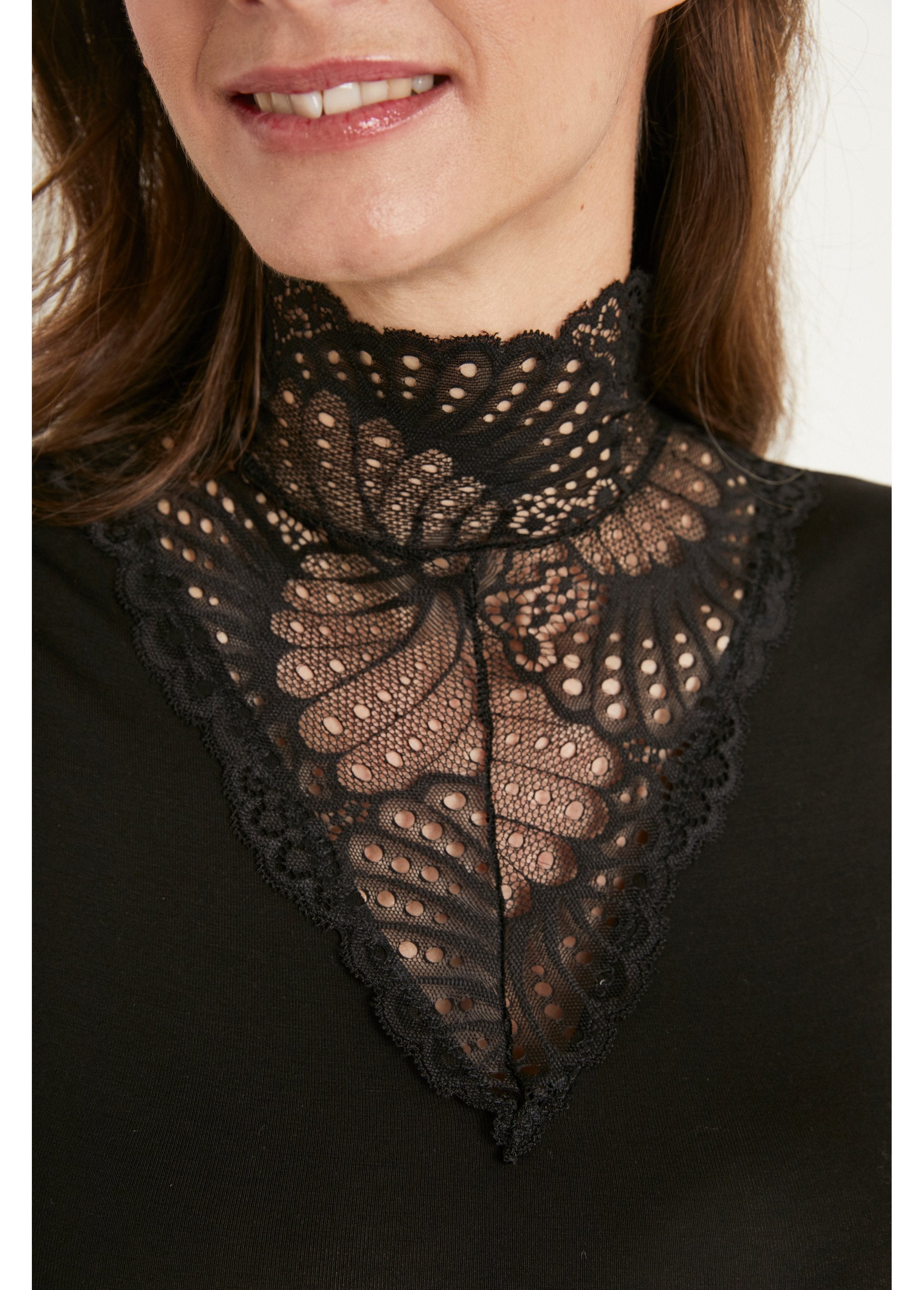 Maglia_intima_senza_maniche_con_collo_alto_in_pizzo_NERO_DE2_slim