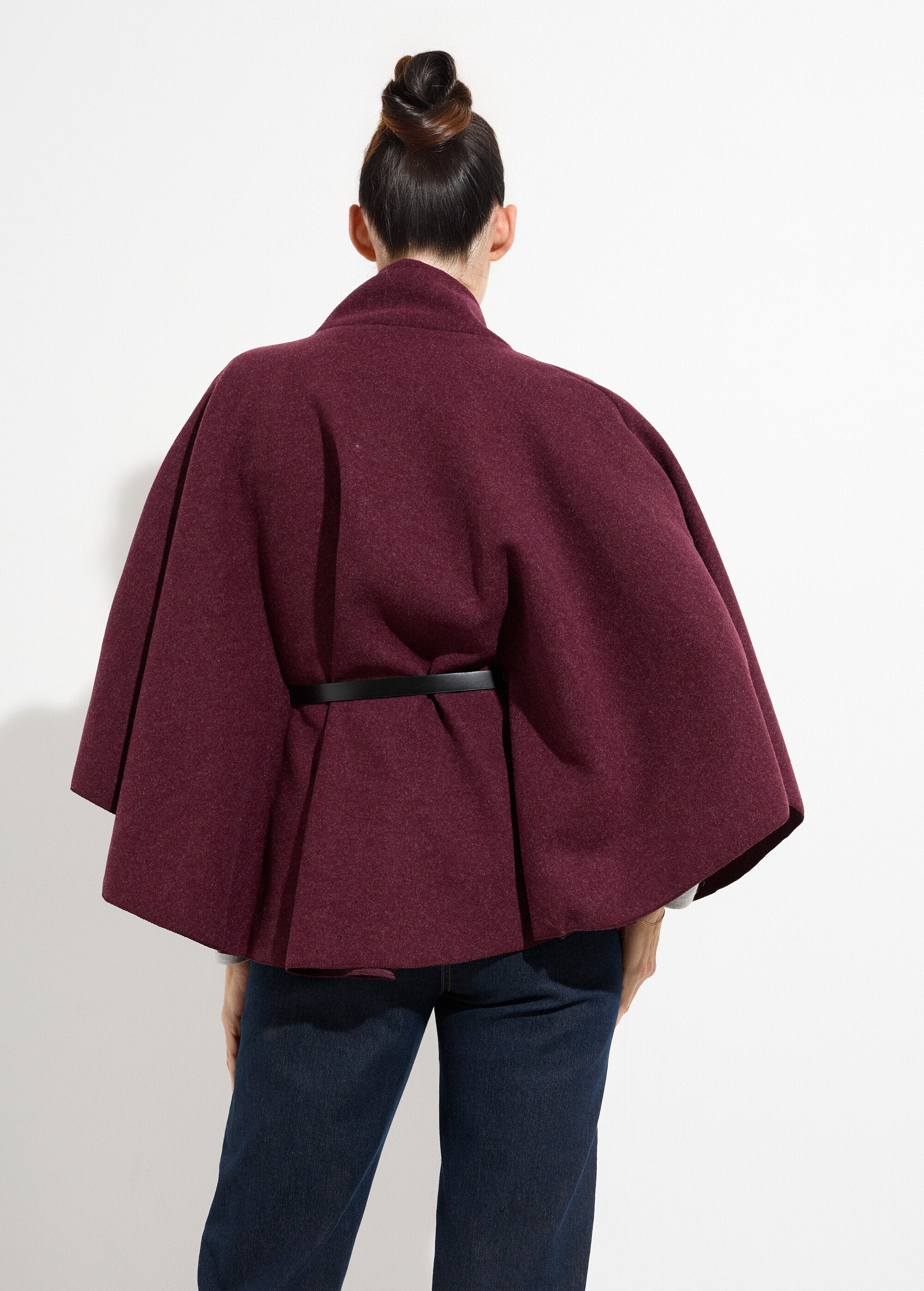 Cappotto_a_mantella_con_cintura,_collo_alto_Bordeaux_DO1_slim