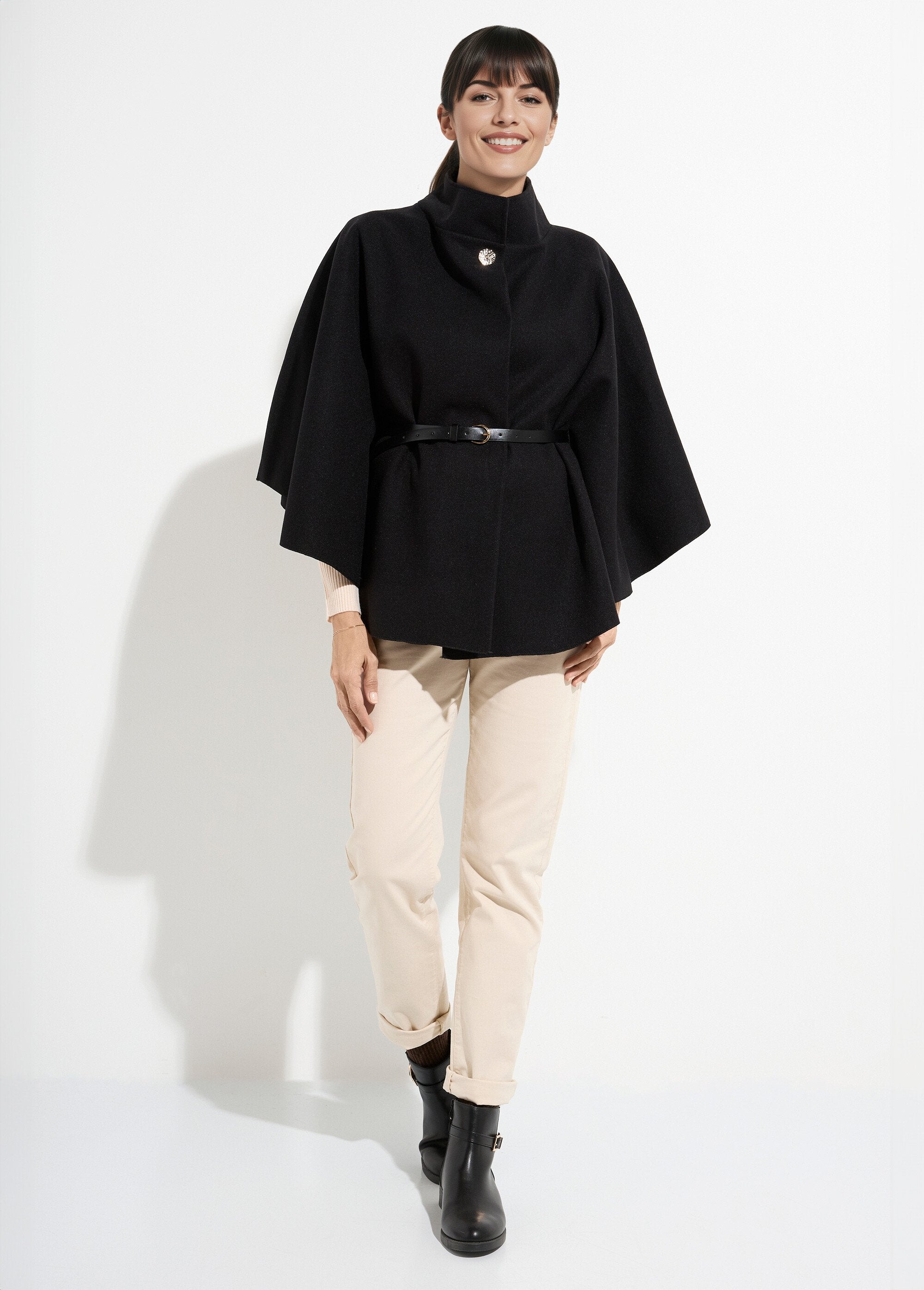 Cappotto_a_mantella_con_cintura,_collo_alto_Noir_SF1_slim