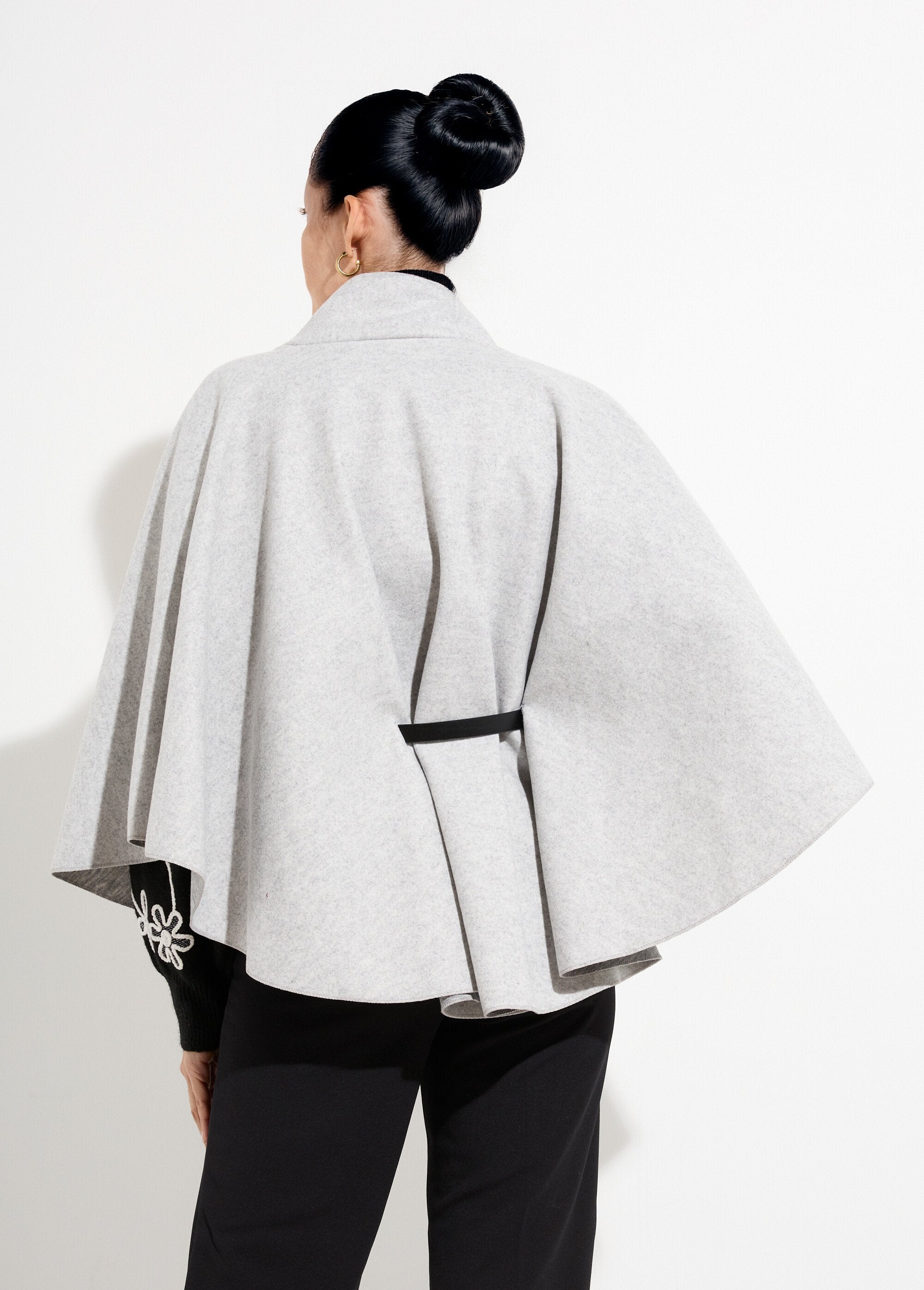 Cappotto_a_mantella_con_cintura,_collo_alto_Gris_clair_DO1_slim