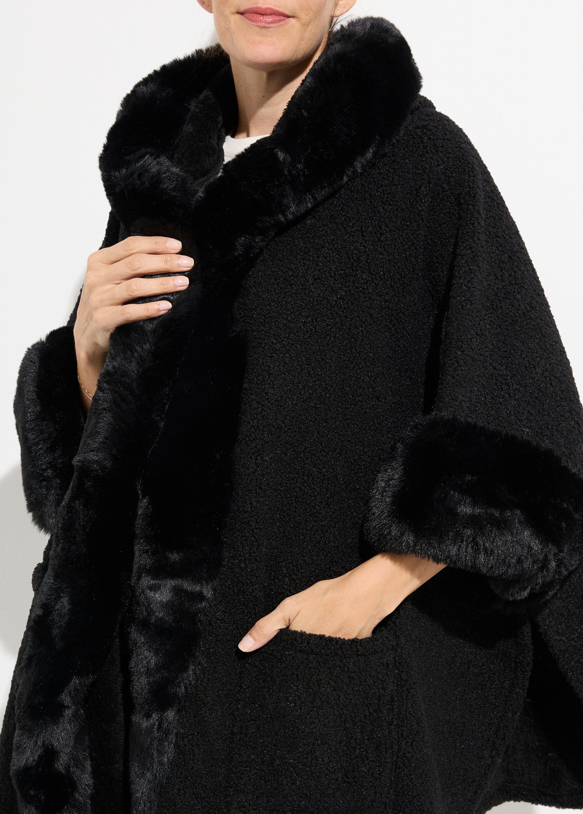 Mantella_in_lana_con_pelliccia_Noir_DE1_slim