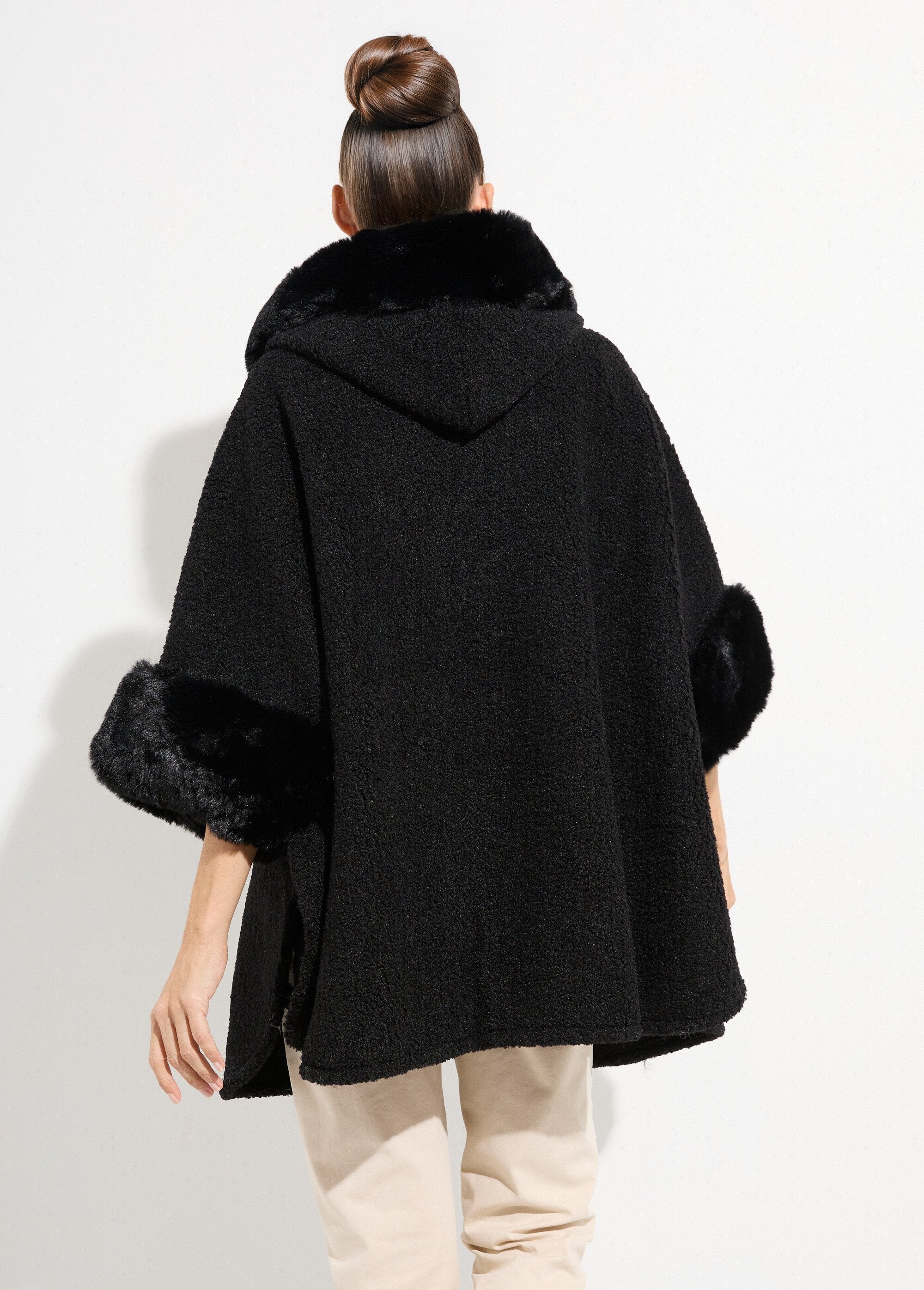 Mantella_in_lana_con_pelliccia_Noir_DO1_slim
