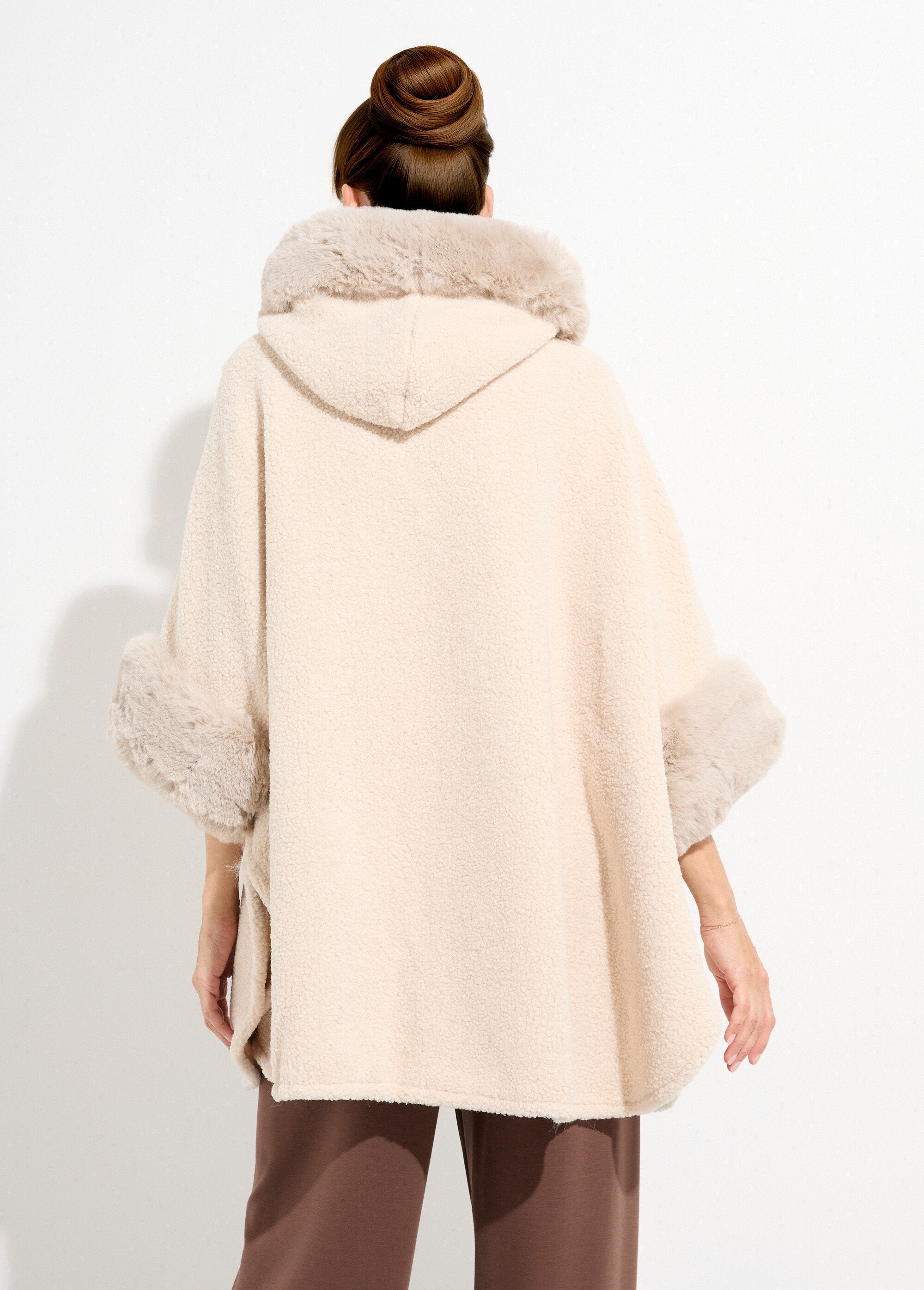 Mantella_in_lana_con_pelliccia_Ecru_DO1_slim