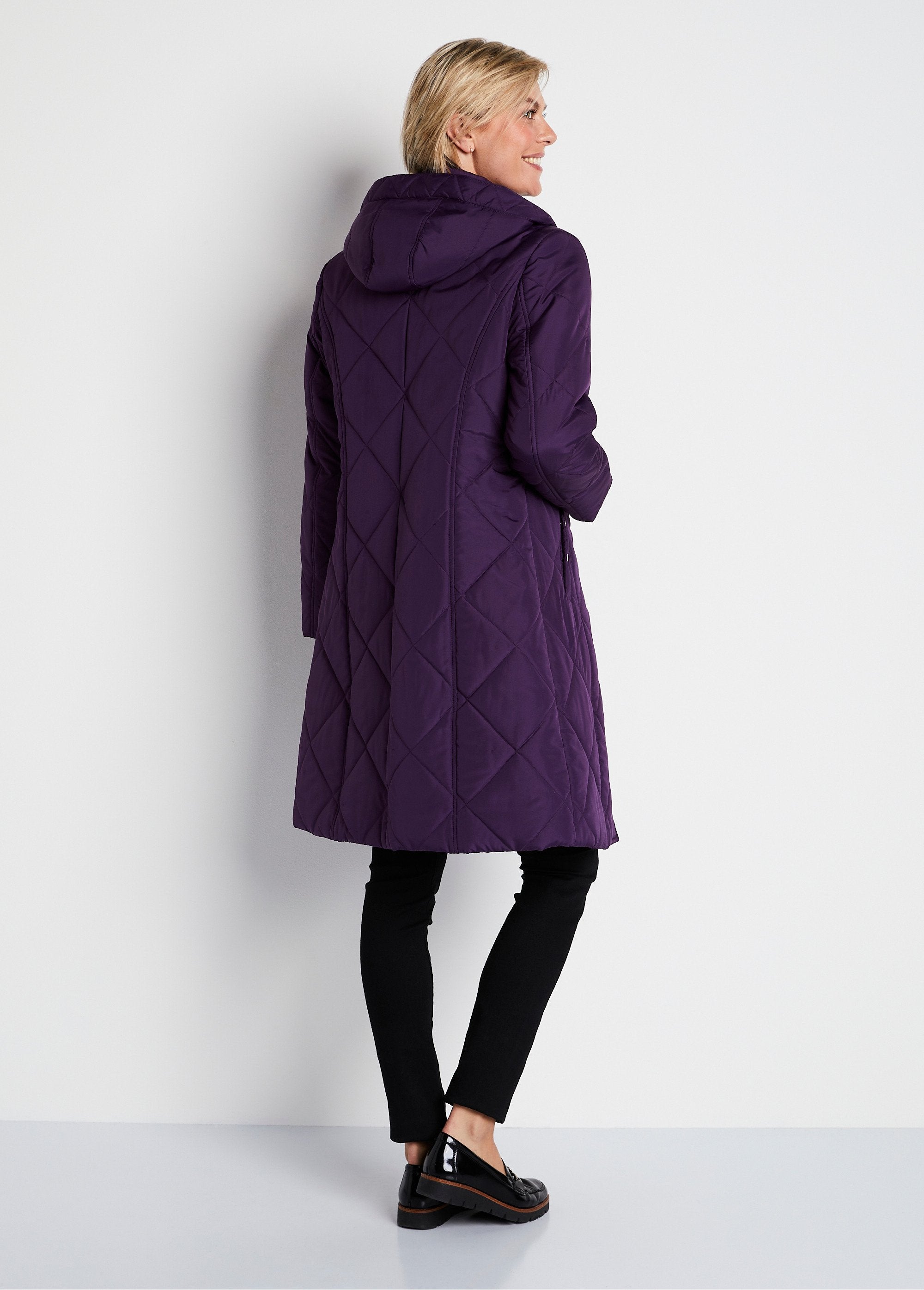 Cappotto_invernale_lungo_trapuntato_con_cappuccio_Quetsche_DO1_slim