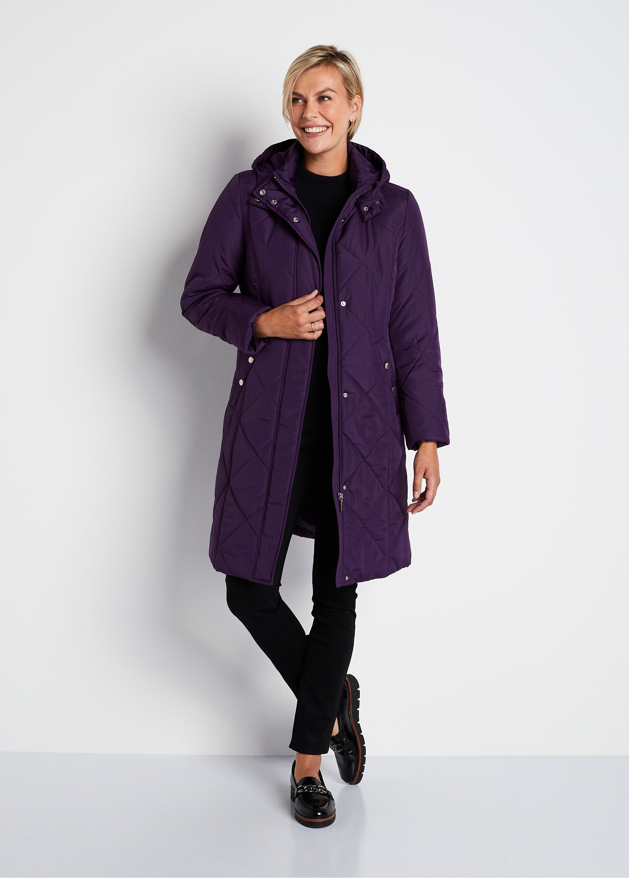 Cappotto_invernale_lungo_trapuntato_con_cappuccio_Quetsche_FA1_slim