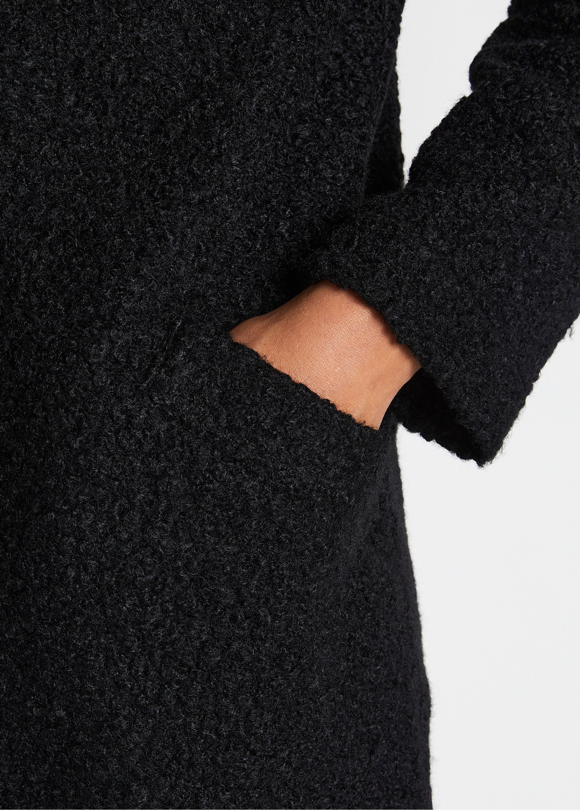 Cappotto_bouclette_abbottonato_di_media_lunghezza_Nero_DE2_slim