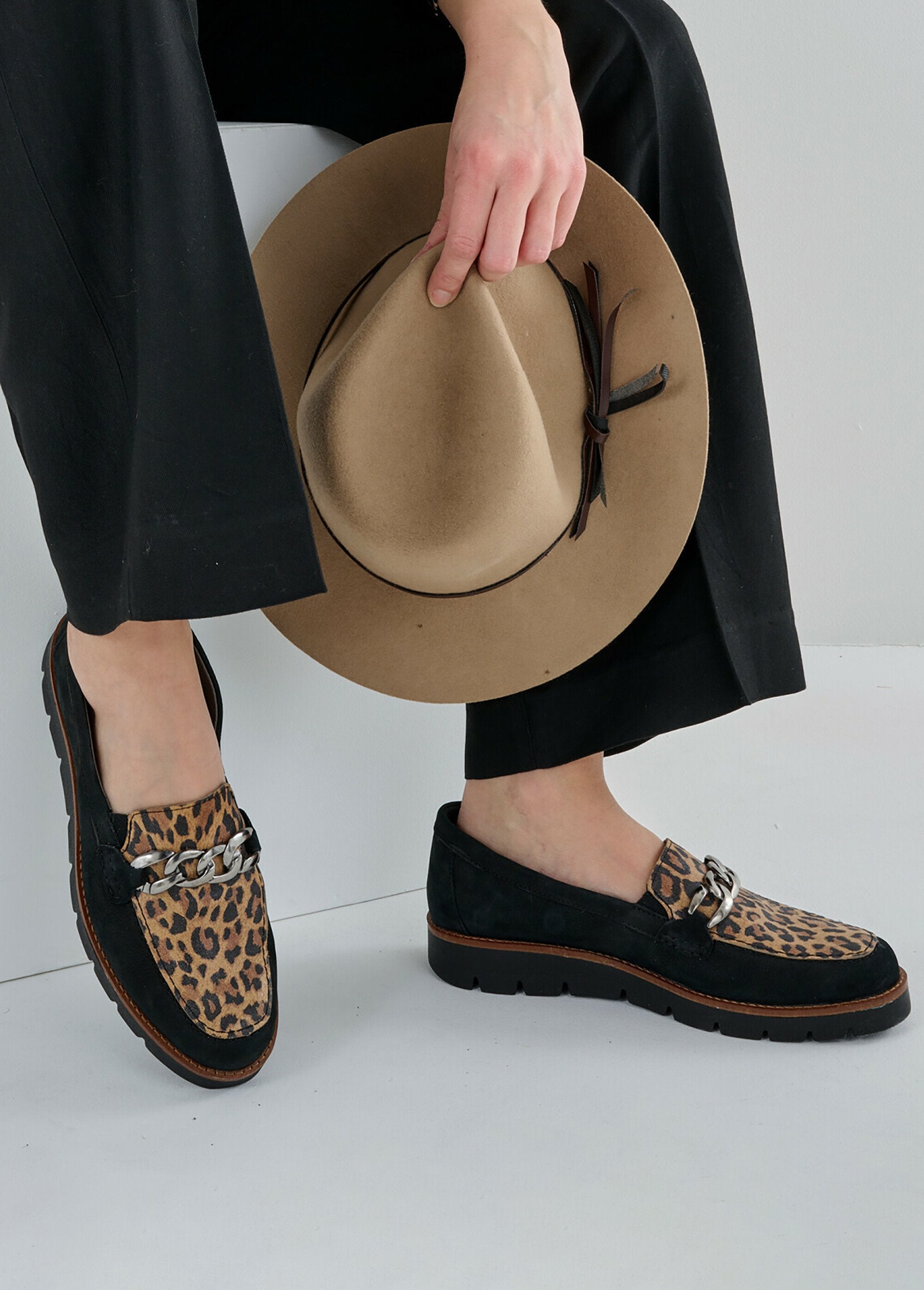 Mocassini_larghi_in_pelle_con_maglie_a_catena_Leopardo_SF1_slim