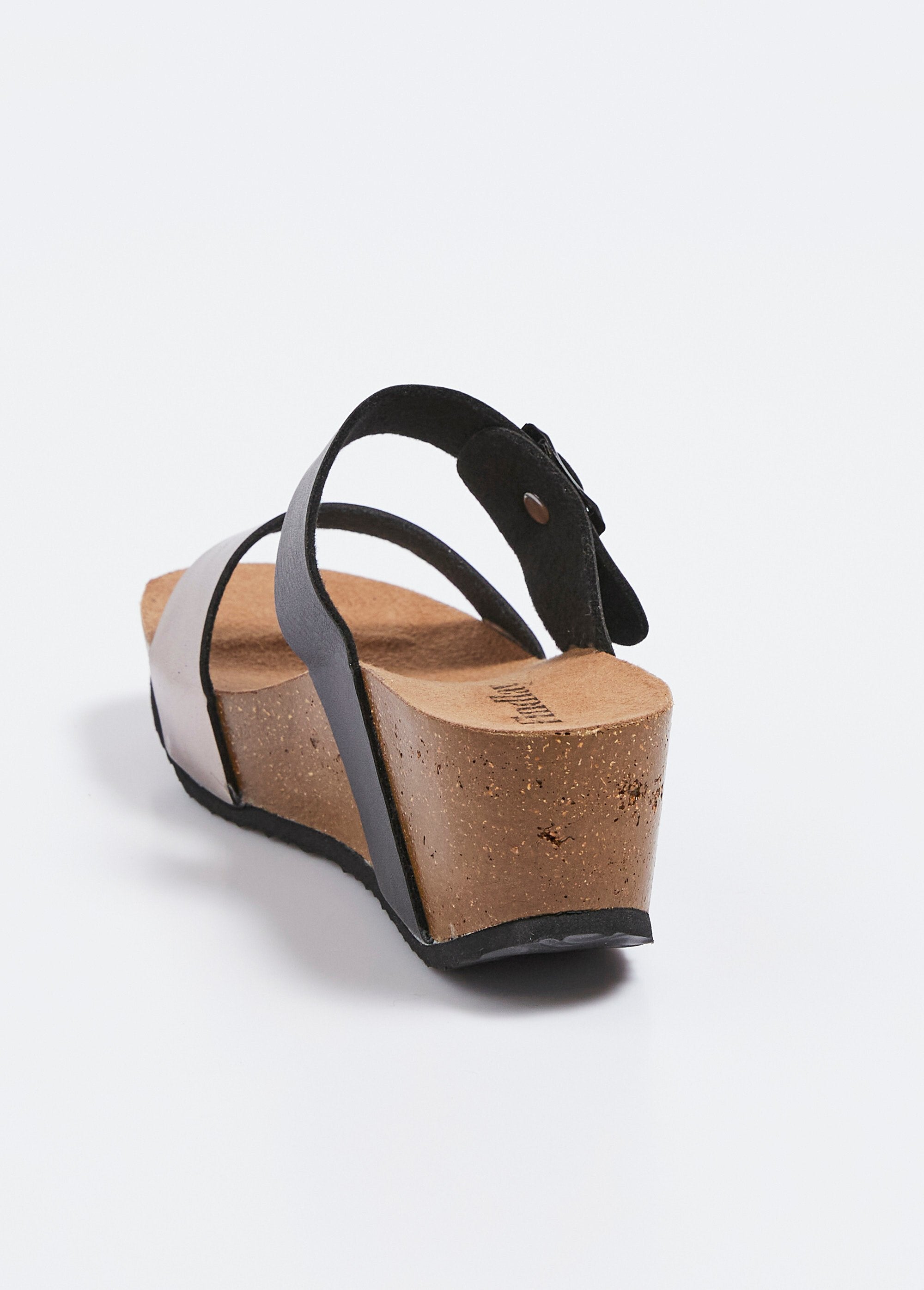 Mules_con_cinturino_largo,_suola_con_zeppa_in_sughero_Noir_DO1_slim