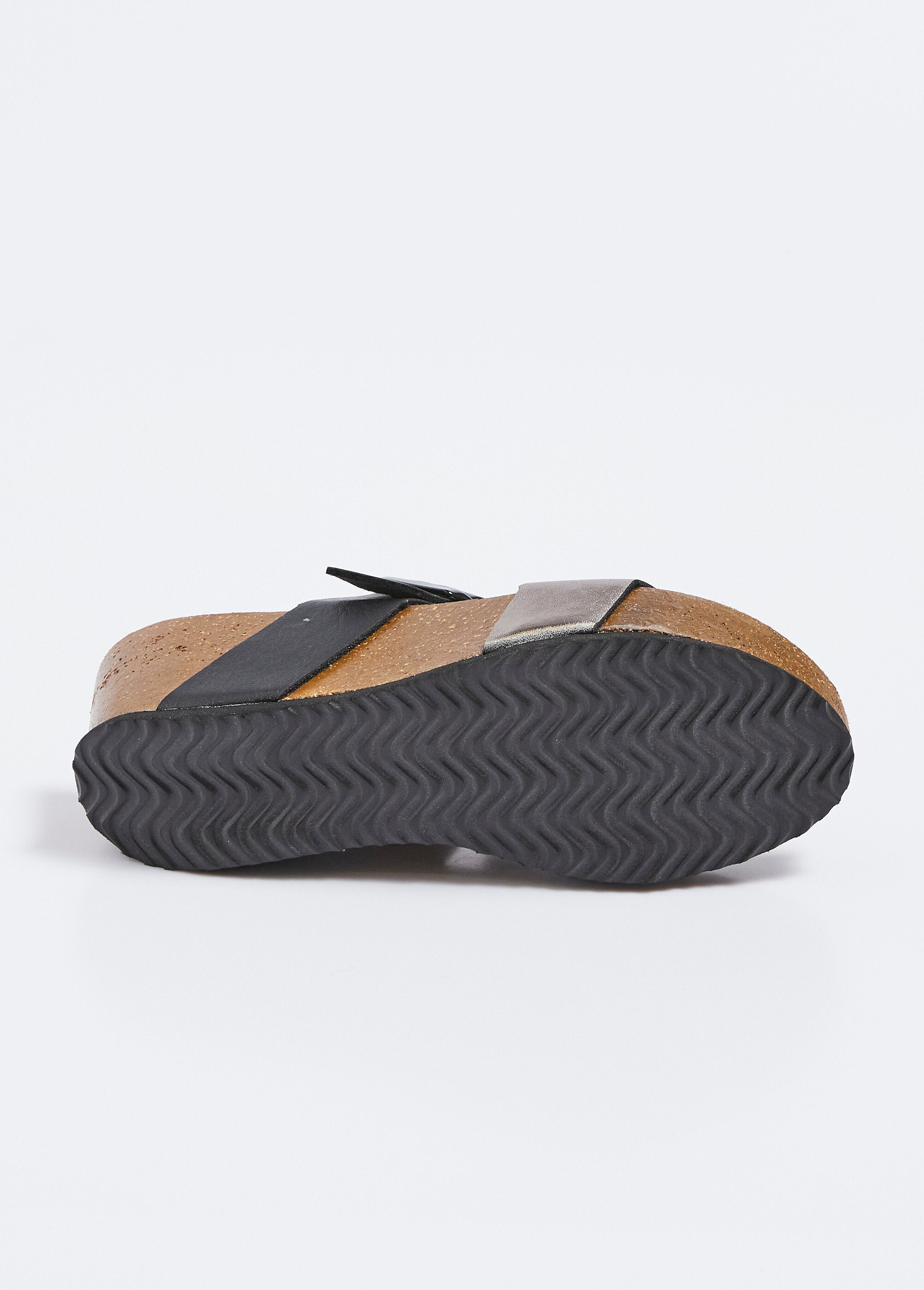 Mules_con_cinturino_largo,_suola_con_zeppa_in_sughero_Noir_UN1_slim