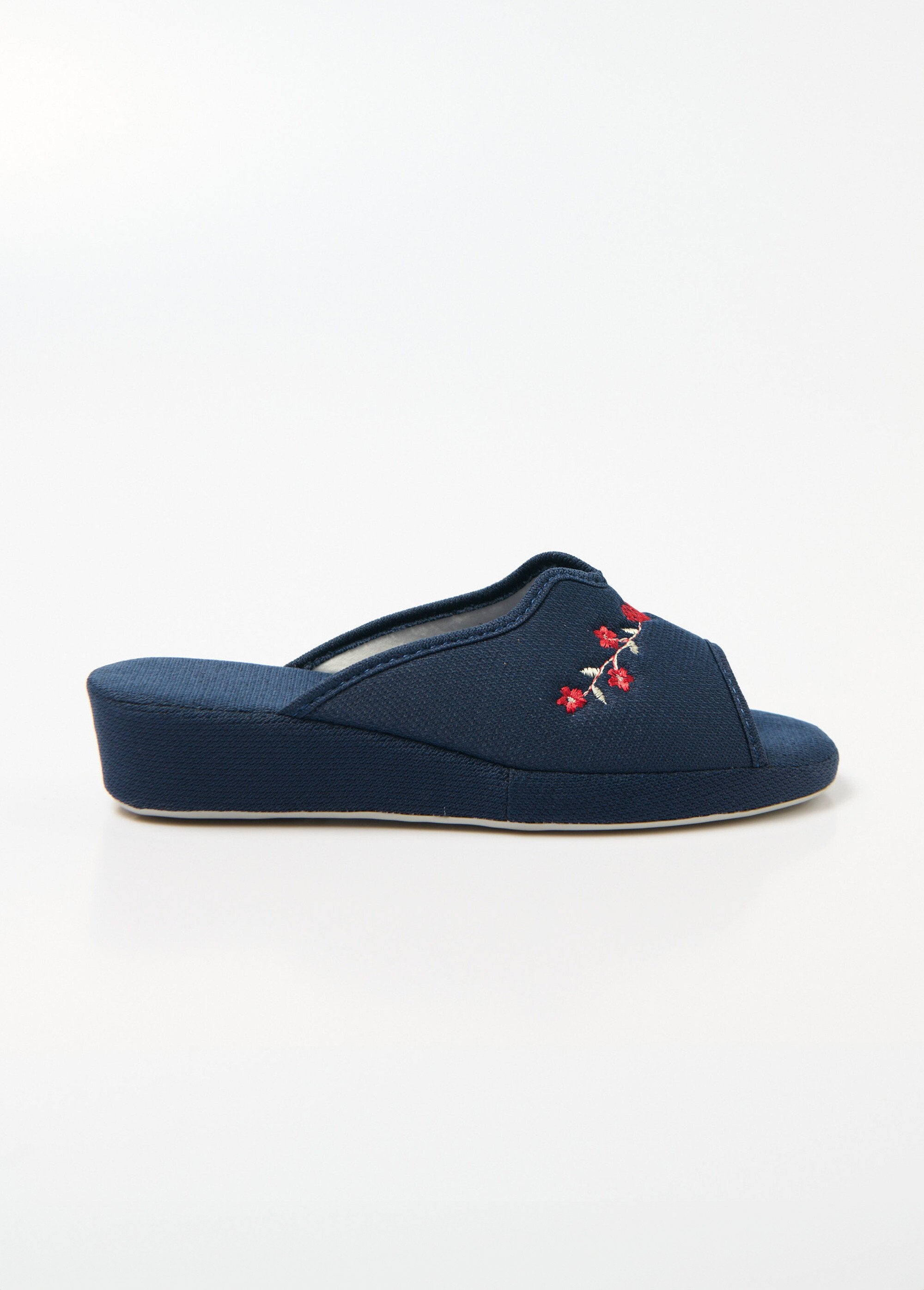 Muli_ricamati_di_larghezza_comfort_con_zeppa_rivestita_Marine_DR1_slim