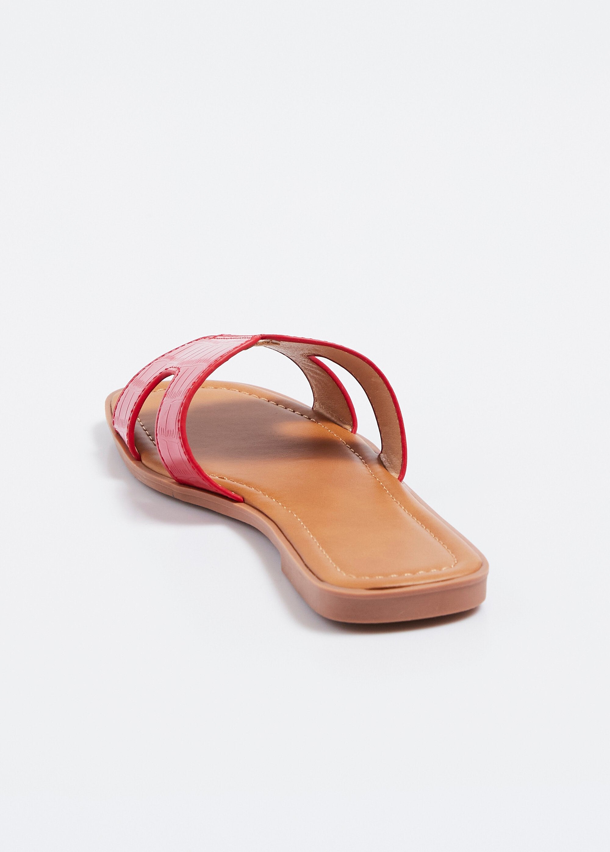 Mules_piatte_in_vernice,_finta_pelle_di_coccodrillo_Vernis_rouge_DO1_slim