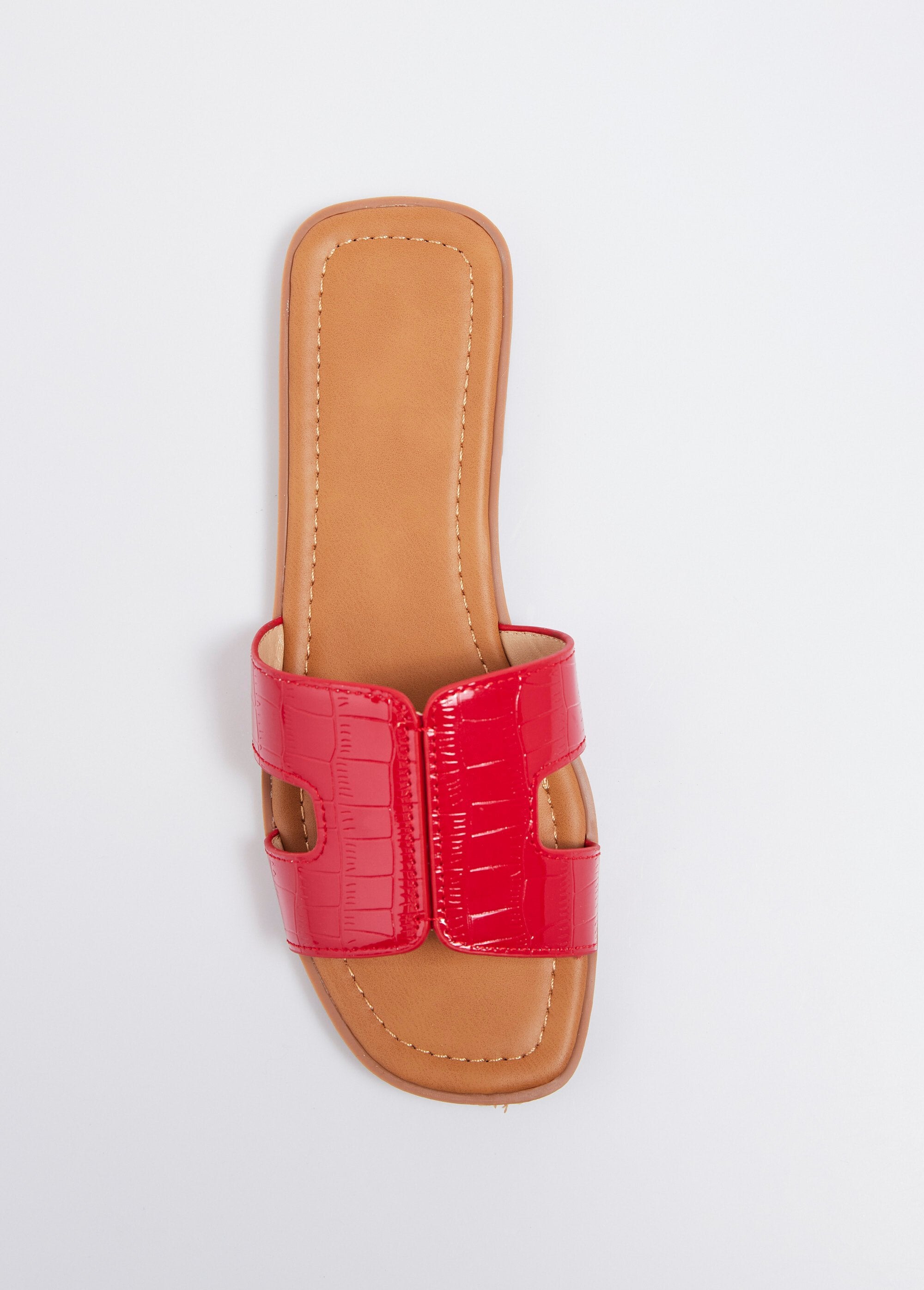 Mules_piatte_in_vernice,_finta_pelle_di_coccodrillo_Vernis_rouge_OV1_slim