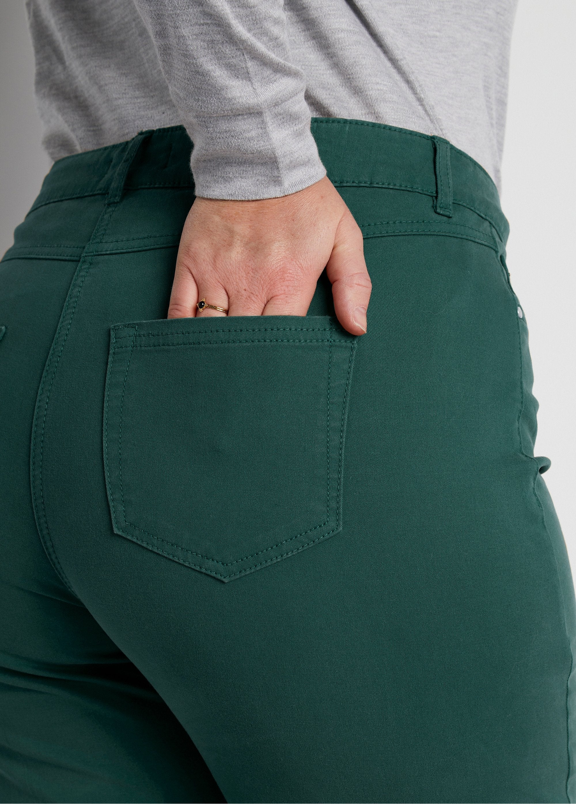 Pantaloni_5_tasche_a_gamba_dritta_in_cotone_elasticizzato_VERDE_DE1_curvy