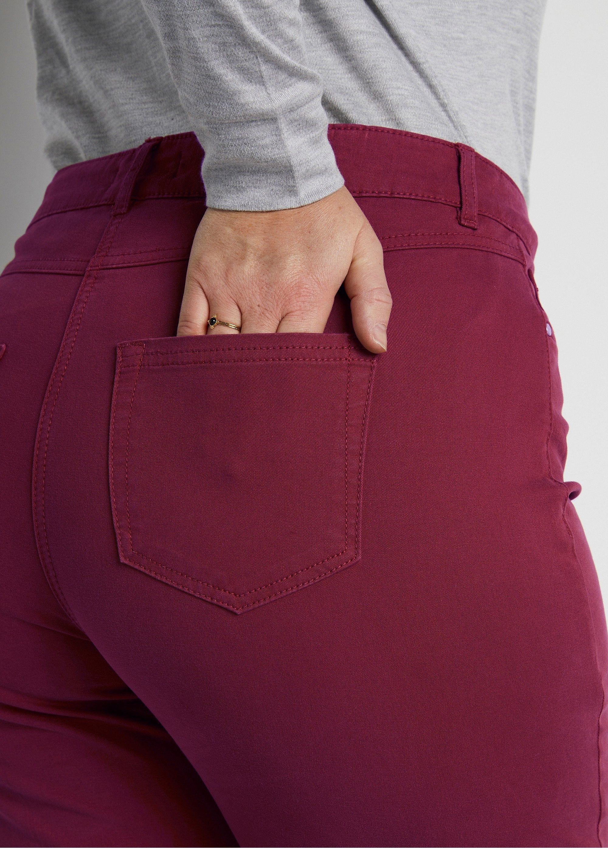 Pantaloni_5_tasche_a_gamba_dritta_in_cotone_elasticizzato_Bordeaux_DE1_curvy