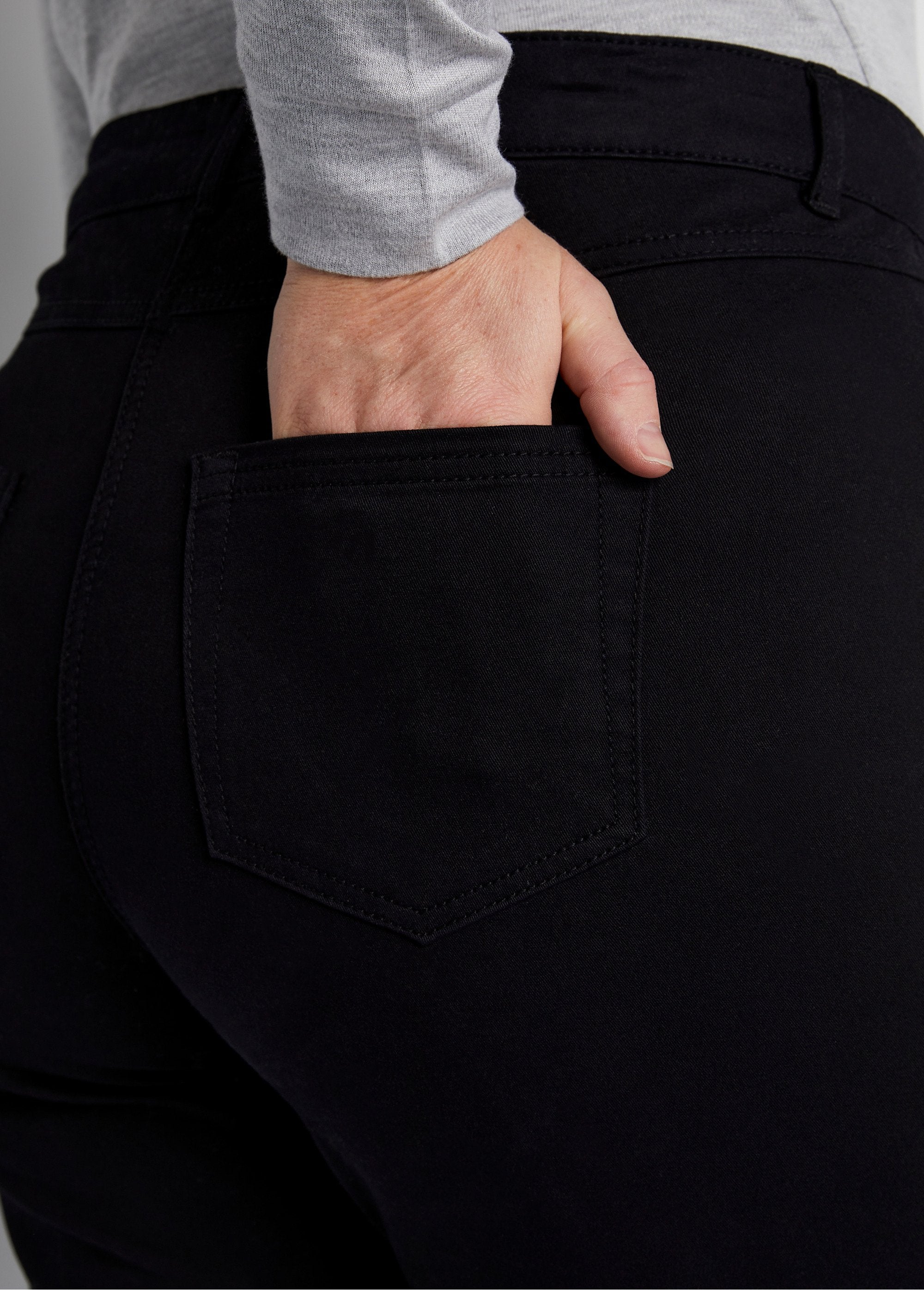 Pantaloni_5_tasche_a_gamba_dritta_in_cotone_elasticizzato_NERO_DE1_curvy