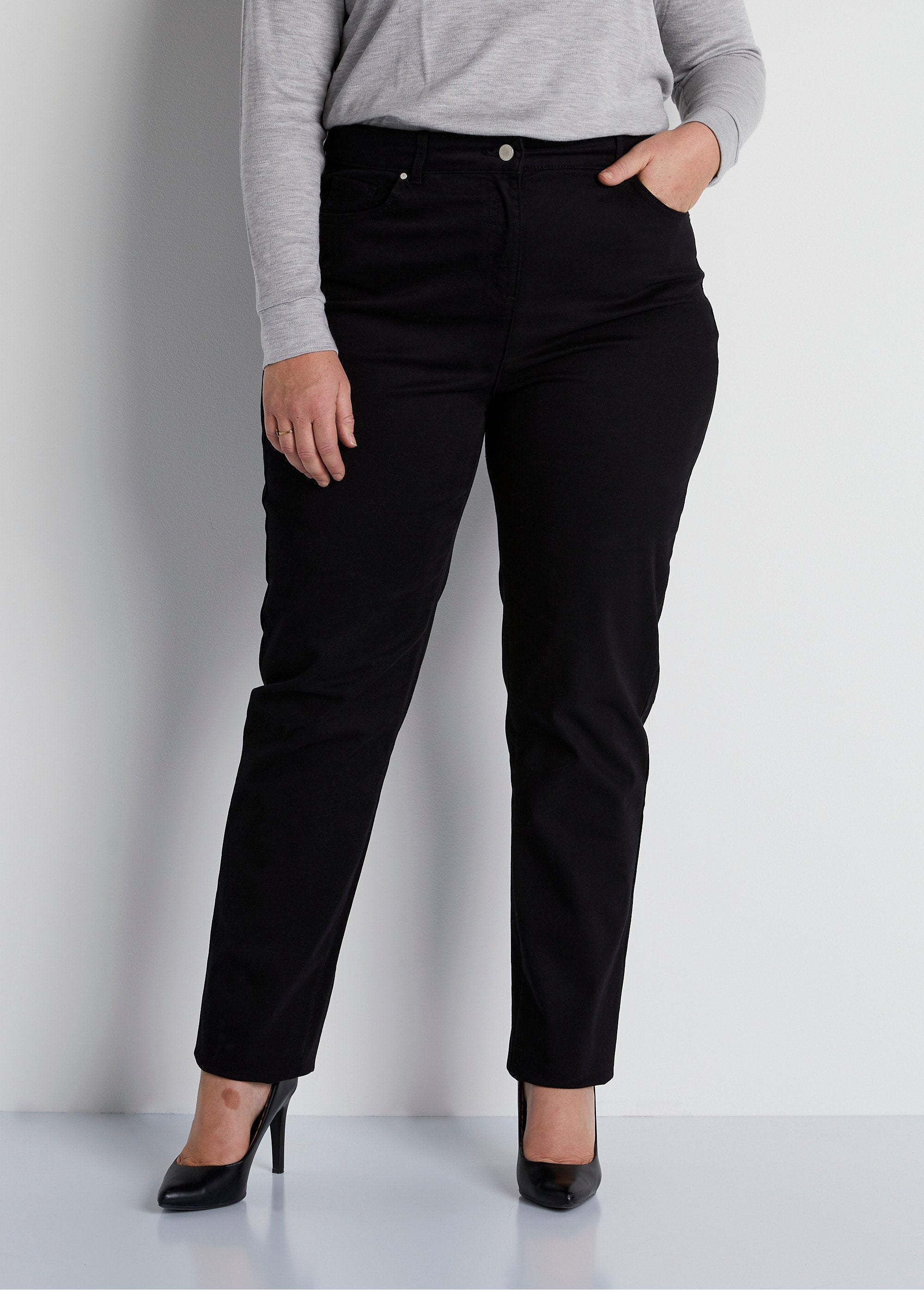 Pantaloni_5_tasche_a_gamba_dritta_in_cotone_elasticizzato_NERO_FA1_curvy