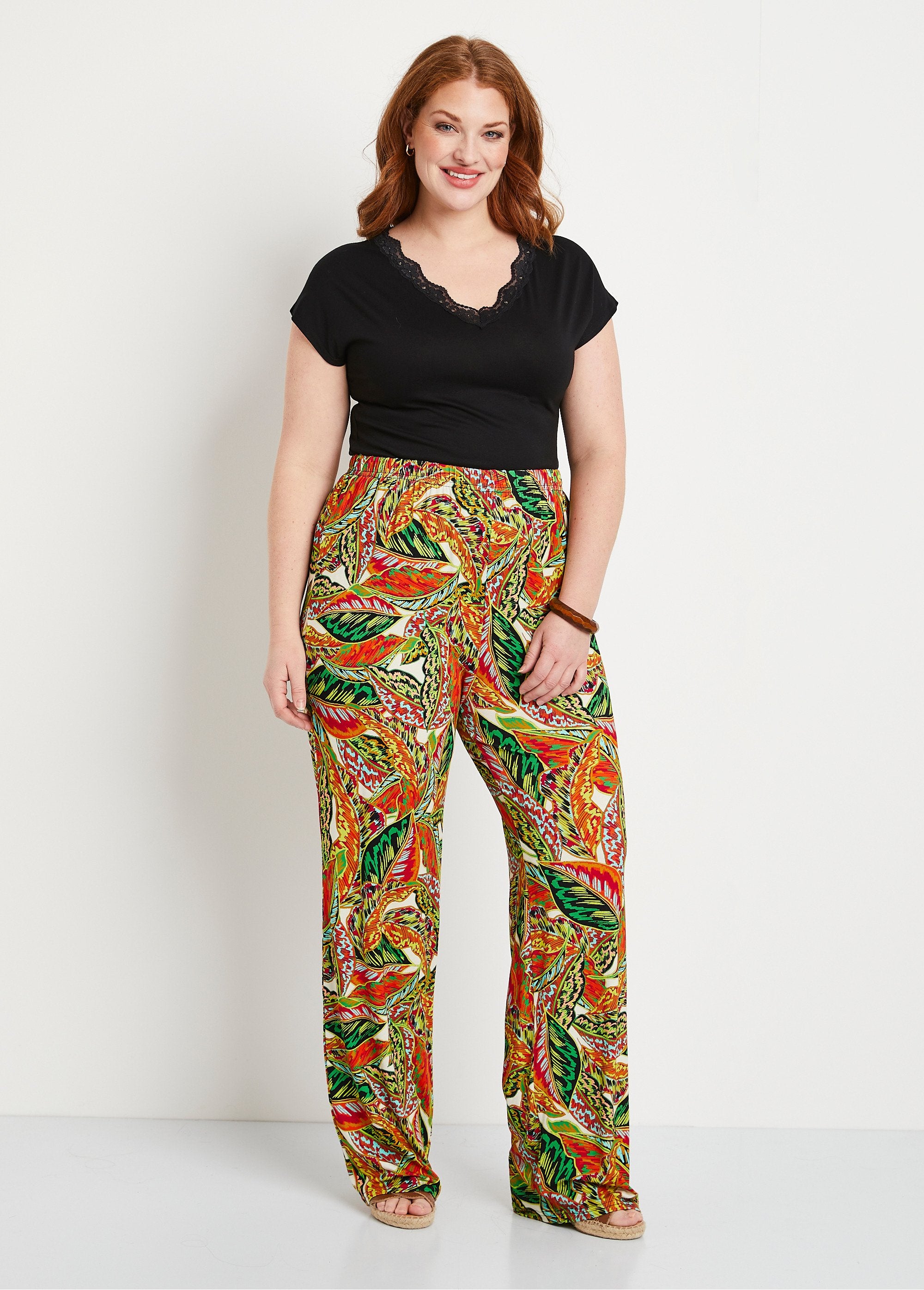 Pantaloni_con_fascia_elastica_in_vita,_motivo_a_fogliame_Verde_e_rosso_SF1_curvy