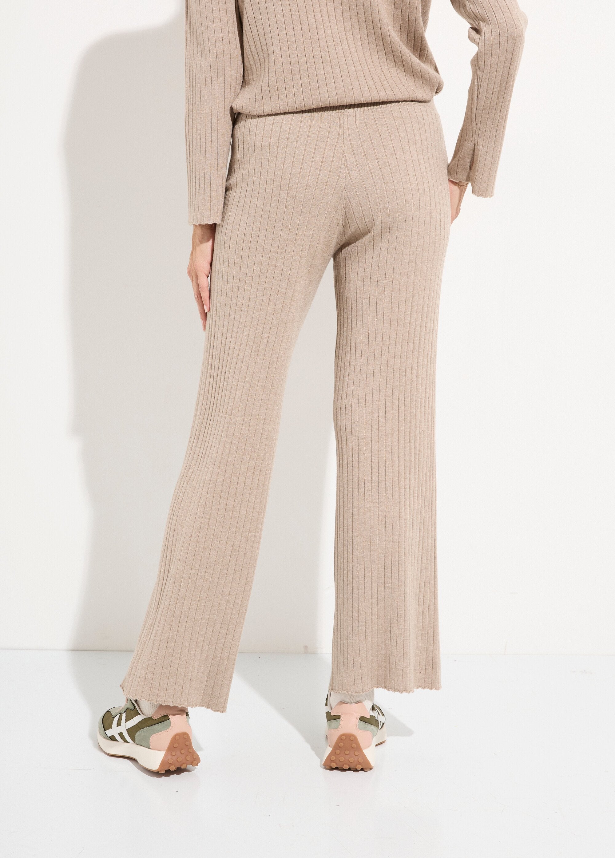 Pantaloni_comfort,_maglia_a_coste_piatte_Beige_DO1_slim