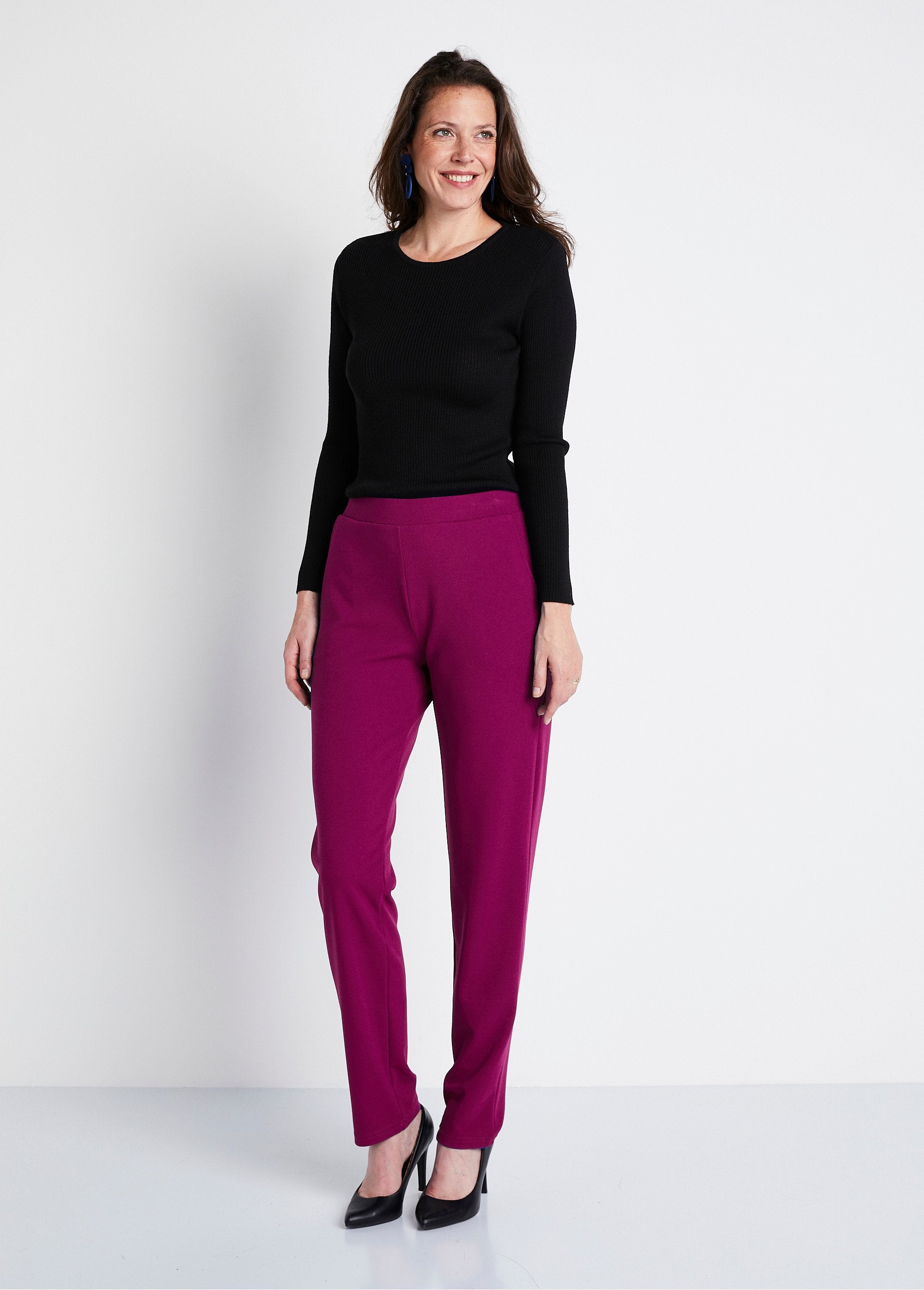 Pantaloni_a_gamba_dritta_con_elastico_in_vita_in_maglia_crepe_Cassis_SF1_slim