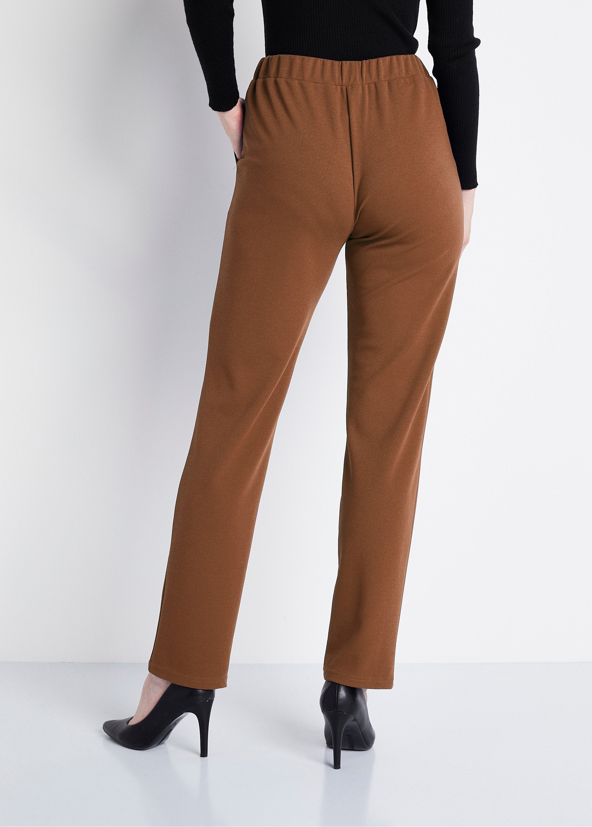 Pantaloni_a_gamba_dritta_con_elastico_in_vita_in_maglia_crepe_cammello_DO1_slim