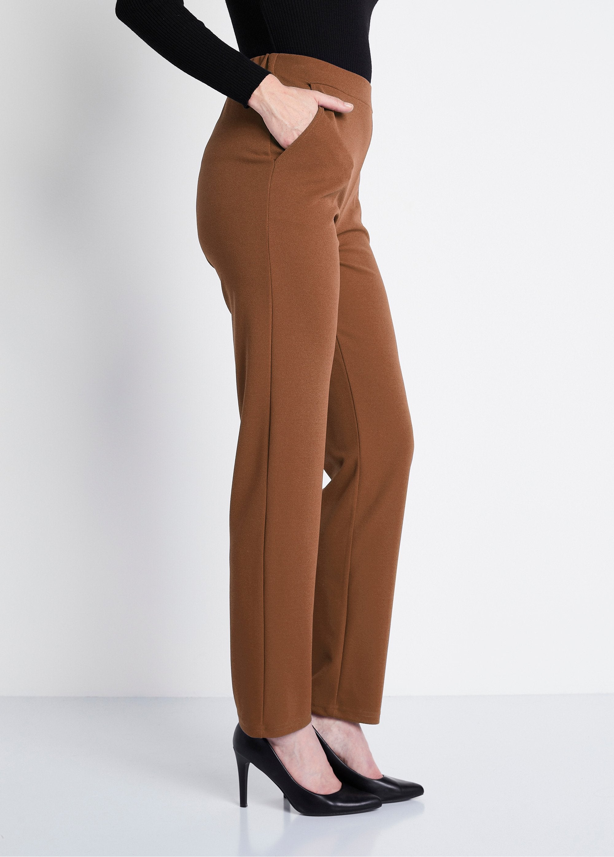 Pantaloni_a_gamba_dritta_con_elastico_in_vita_in_maglia_crepe_cammello_DR1_slim