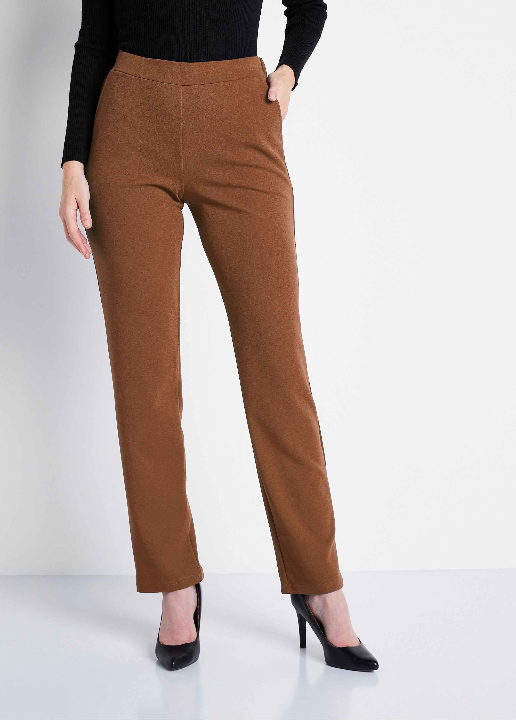 Pantaloni_a_gamba_dritta_con_elastico_in_vita_in_maglia_crepe_cammello_FA1_slim