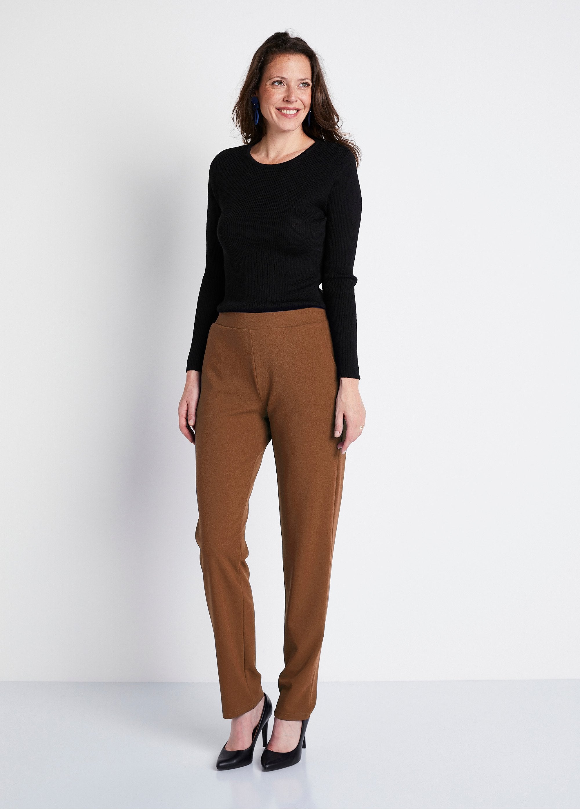 Pantaloni_a_gamba_dritta_con_elastico_in_vita_in_maglia_crepe_cammello_SF1_slim